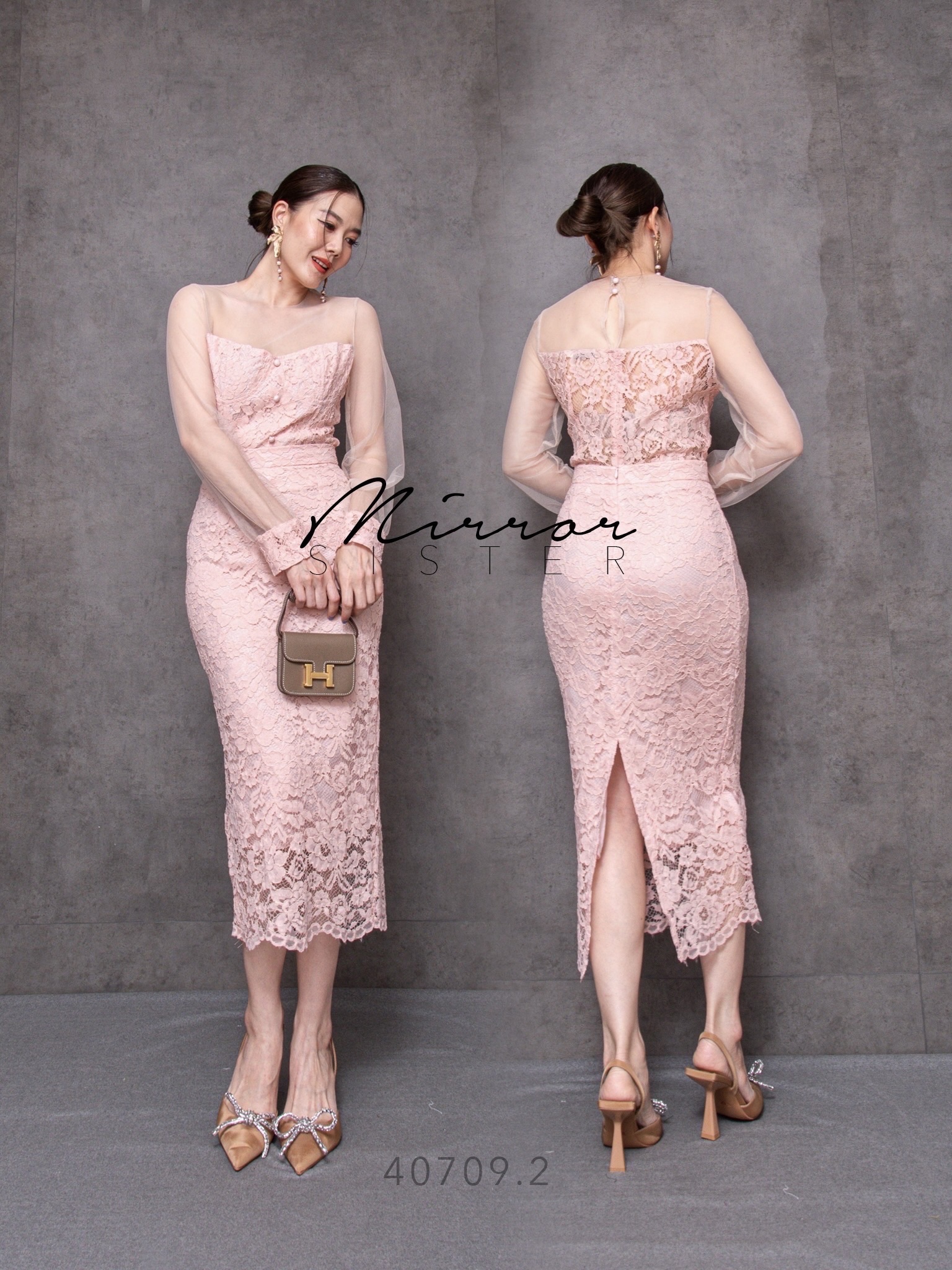 เซ็ทลูกไม้เสื้อคู่กระโปรงทรงสอบสวยเก๋ สวยเริ่ดทุกevent ใส่แล้วดูผอมเพรียว ช่วงบนเป็นเสื้อลูกไม้ตัวสวยเก๋ แต่งซีทรูช่วงอกไปจนถึงแขน ช่วงตัวเป็นลูกไม้ทรงอกเว้า สวยแซ่บ ช่วงล่างเป็นกระโปรงเอวสูงทรงสอบ