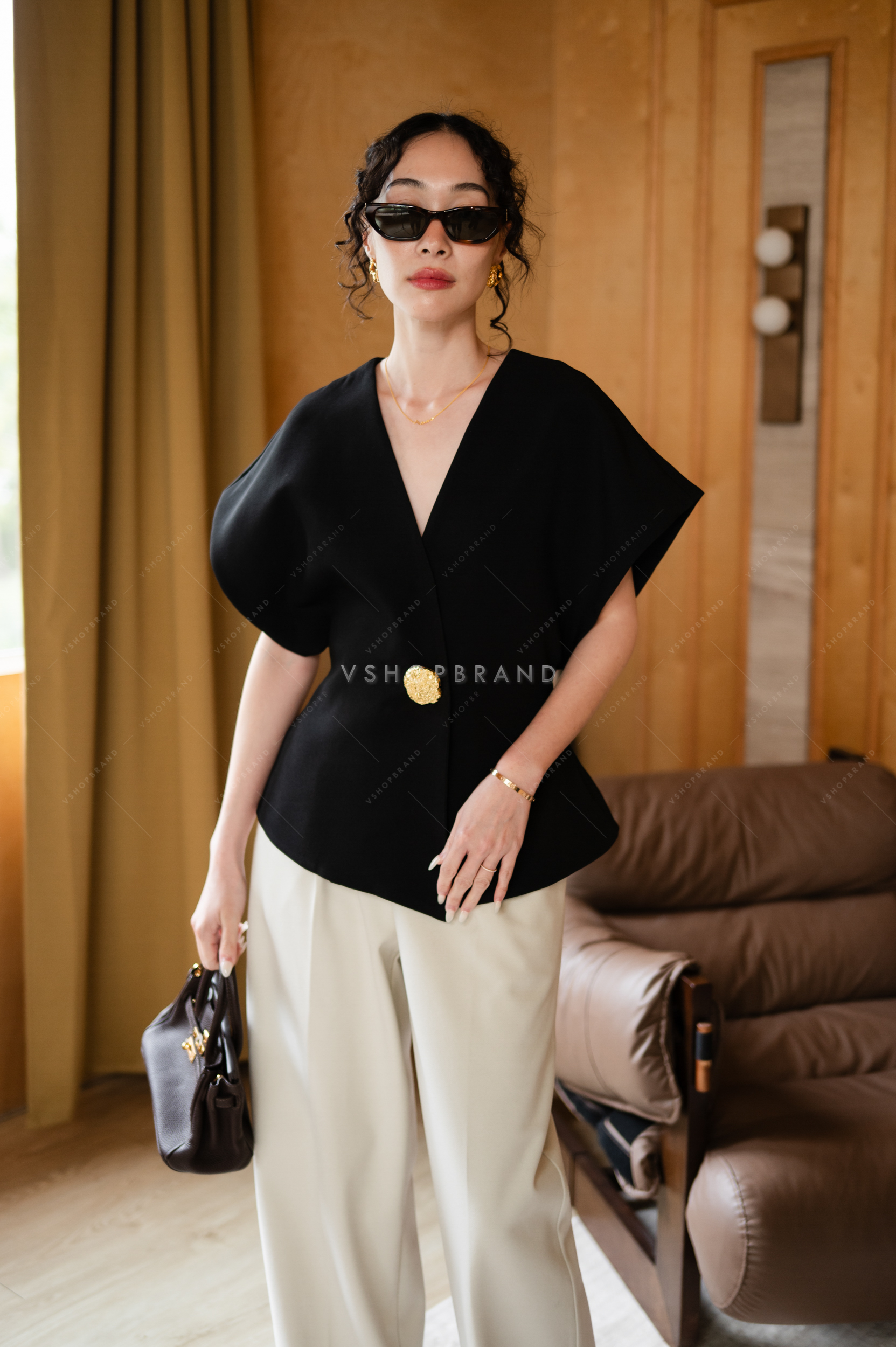 เสื้อแขนทรงแขนไหล่ล้ำกระดุมทอง