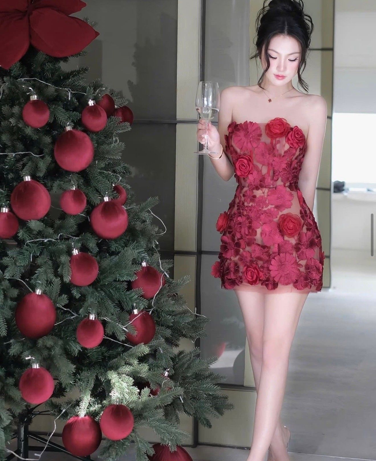 สวยหรูดูแพงเกรดพรีเมี่ยม งานสวยมากๆ เนื้อผ้าลูกไม้3 D ดอกไม้แต่งซีทรู งานสวยมากๆ หน้าอกมีฟองน้ำชุดมีซับใน ด้านหลังมีซิบด้านหลัง ใส่ออกงาน วันพิเศษวาเลนไทน์ ดินเนอร์ ปาตี้ รับรองสวยเด่นเกินใคร ปาตี้กับเพื่อน ปัง ปัง ปัง ช้าไม่ได้แล้วคร้า ของสวยๆหมดไวจัดด่ว