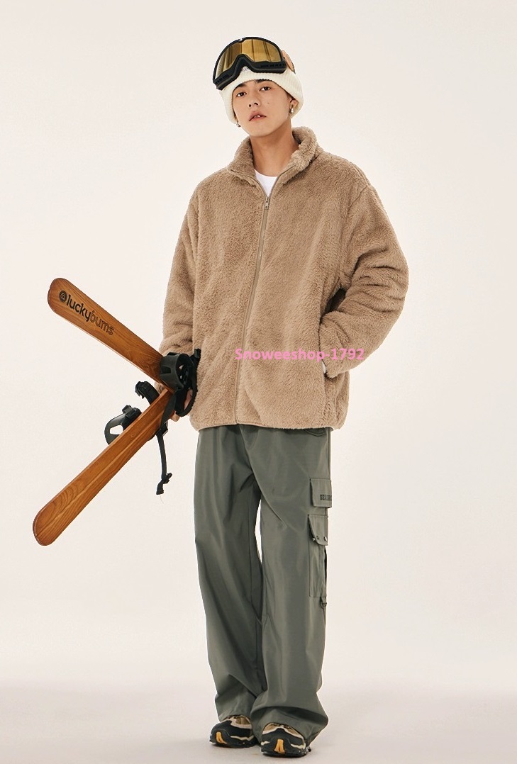 เสื้อกันหนาวแจ็คเก็ตผ้าฟลีซ ขนนุ่ม มีซิป เสื้อแจ็คเก็ตกำมะหยี่ขนแกะสังเคราะห์ ใส่ได้ทั้งผู้ชายและผู้หญิง ทรงโอเวอร์ไซใส่แบบหลวมๆ นุ่มนิ่มทั้งตัว แต่งปกคอสูง เหมาะสำหรับอากาศไม่หนาวมาก เสื้อคลุมกันหนาว มี 4 สี