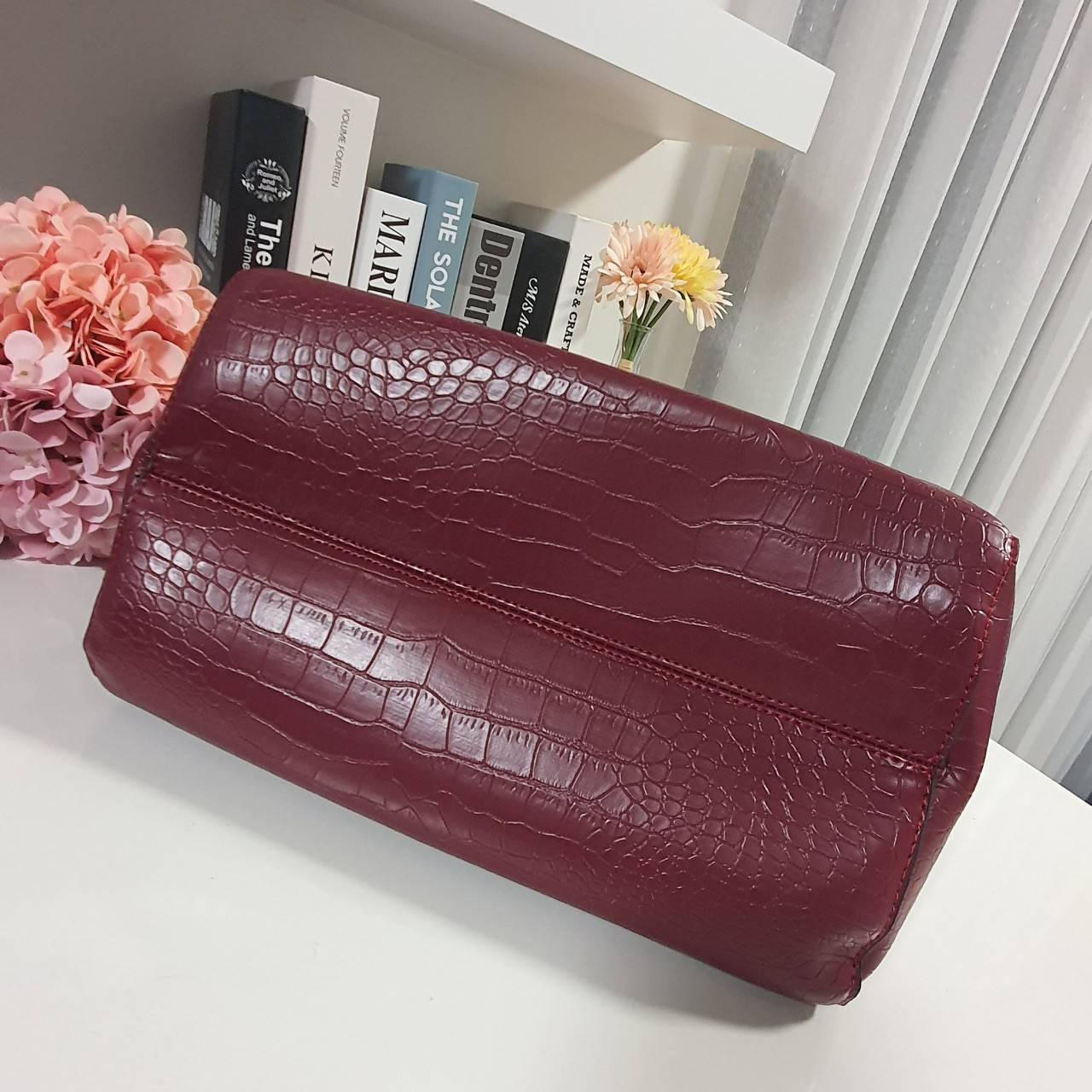 กระเป๋าสะพายแบรนด์เนมแมงโก้ลายจรเข้สีแดงไวน์ MANGO TOUCH CROC HANDBAG