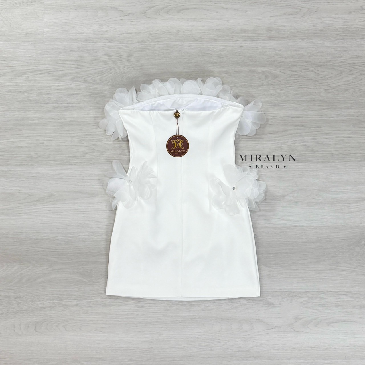 เดรสเกาะอกสีขาวทรงเข้ารูป แต่ง detail ด้วยดอกไม้ช่วงอกแน่นๆและเย็บด้วยเพชรเป็นเกสรและแต่งดอกไม้ที่ช่วงสะโพกทั้งสองข้างอกมีฟองน้ำเสริมและมีซับทั้งตัว #Miralynstudio#Miralynbrand#miralynชุดออกงาน#เดรสออกงาน#ชุดดินเนอร์