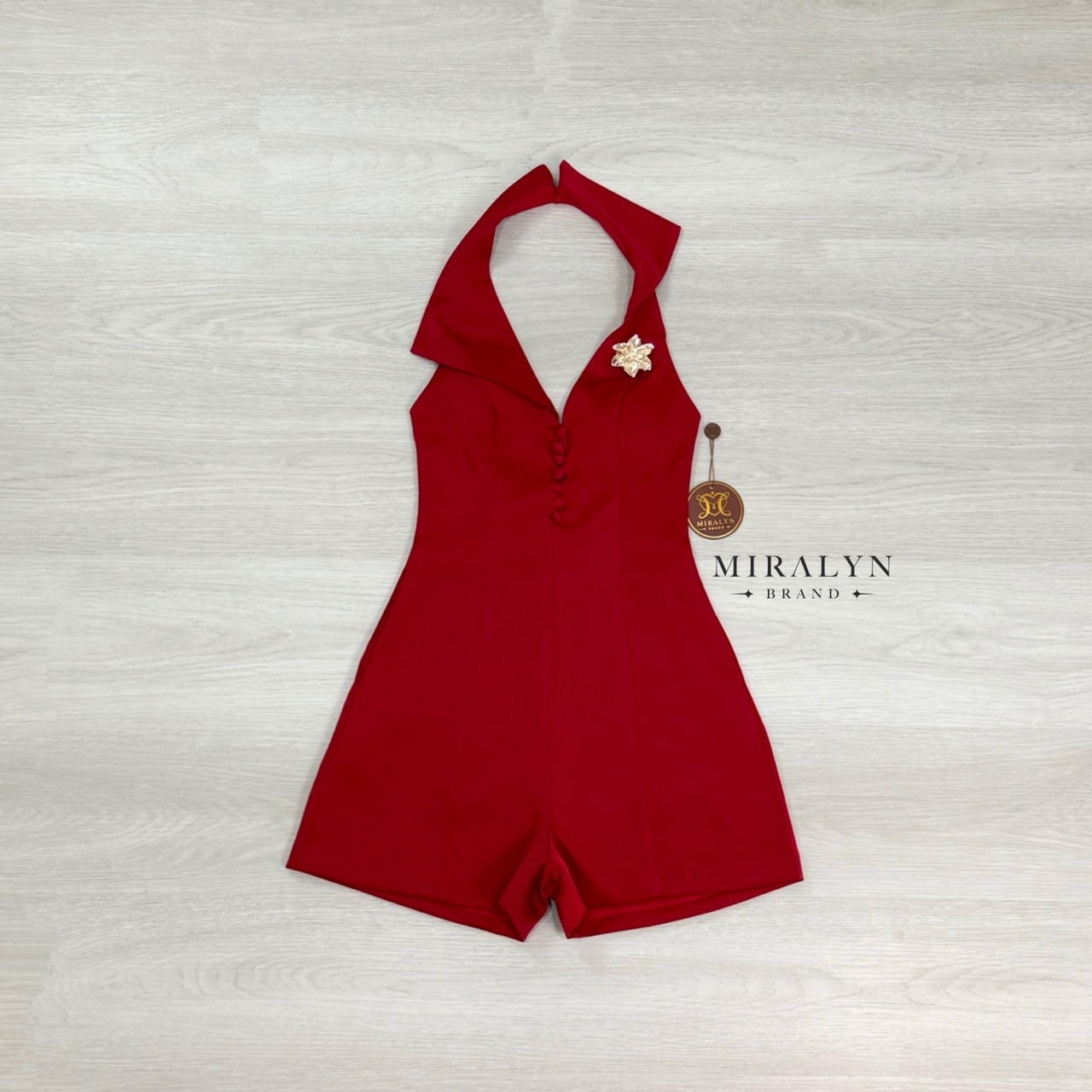 จั้มแขนกุดสีแดงงานผ้าซาตินเนื้อดีคอปกแต่งดีเทลช่วงปกเก๋มากแต่งกระดุมเรียงด้านหน้าอกมีเข็มกลัดสีทองดอกไม้แต่งปก อกมีฟองน้ำเป็นงานโชว์หลังกางเกงมีกระเป๋าข้างเป็นซิปหลังผ้าใส่สบาย การันตีงานคุณภาพ คัตติ้งประณีตใส่ใจทุกรายละเอียดของงาน ลุคนี้ปาร์ตี้ก็ได้ ไปเท