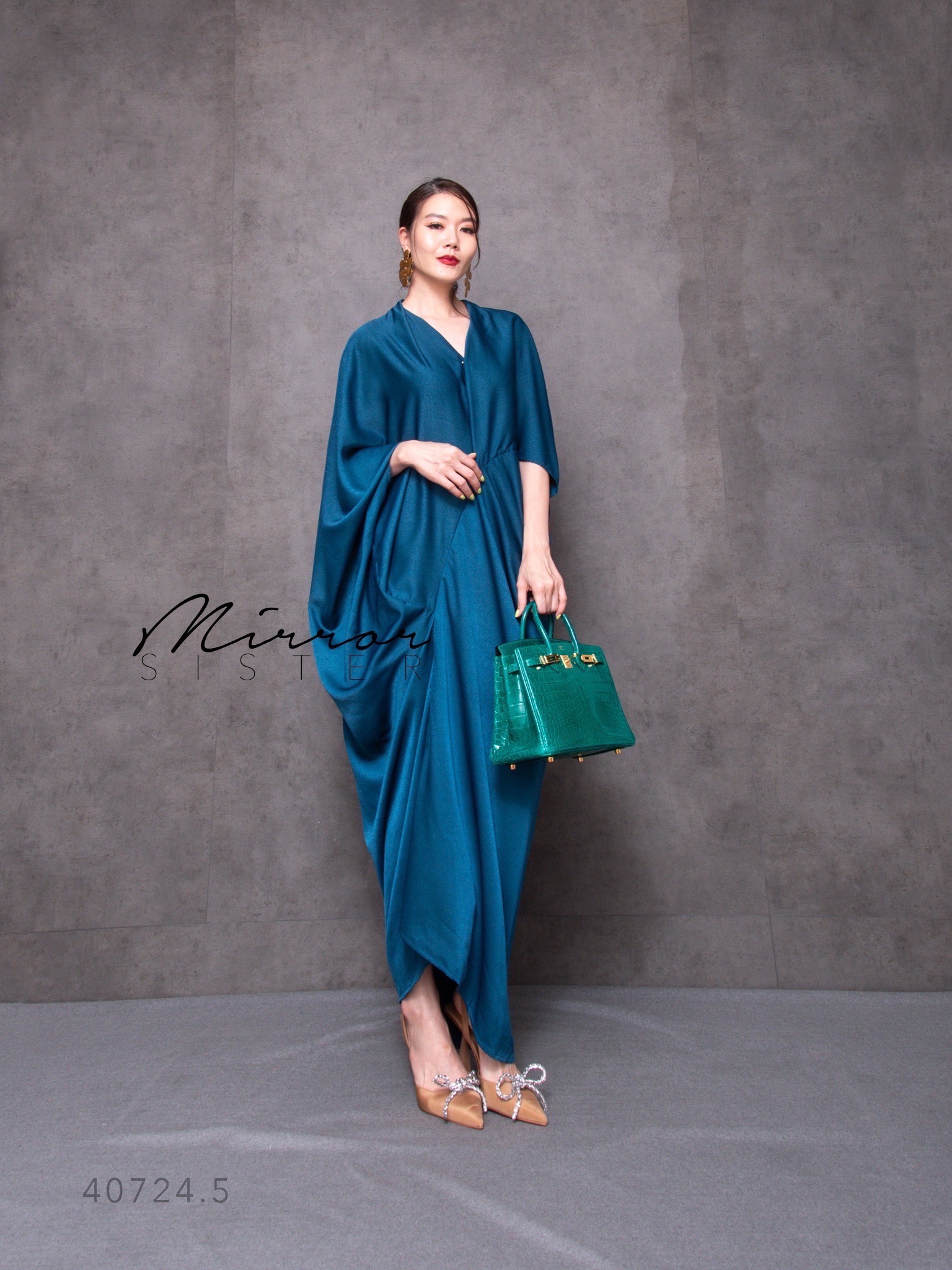 MiRRoRSiSTER's NaZaa LooSE MaXiDReSS•• เดรสซิลค์ทรงสวยอลัง แพทเทรินทรงหลวมๆ ดีเทลคอวีติดกระดุมแป๊ก ช่วงตัวแต่งเย็บlineโค้ง ชายหน้าผ่า แขนข้างนึงสั้นกว่าข้างนึงยาวกว่าเก๋ไก๋ แพทเทรินอำพรางสัดส่วน ใครใส่ก็ดูหรูหรา มีออร่าทุกสี