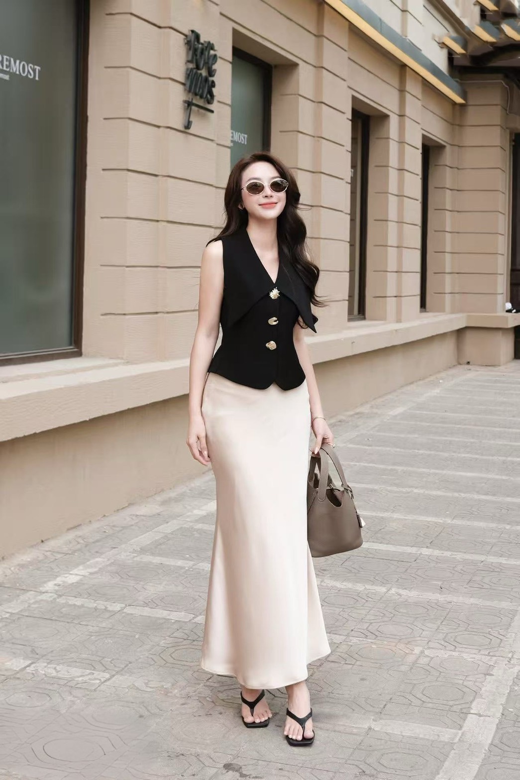 Set 2 ชิ้น เสื้อแขนกุดคอปกสีดำ ดีเทลแต่งอะไหล่ทองด้านหน้า มีกระดุมแป๊กด้านใน อกเสริมฟองน้ำให้ทรงสวย แมทส์กับกระโปรงยาวสีครีมผ้าพริ้วลื่นชาติน มีชับในและซิปข้าง ใส่คู่กันคือสวย ลัคชู สุดๆ บอกเลยลุคนี้ห้ามพลาด