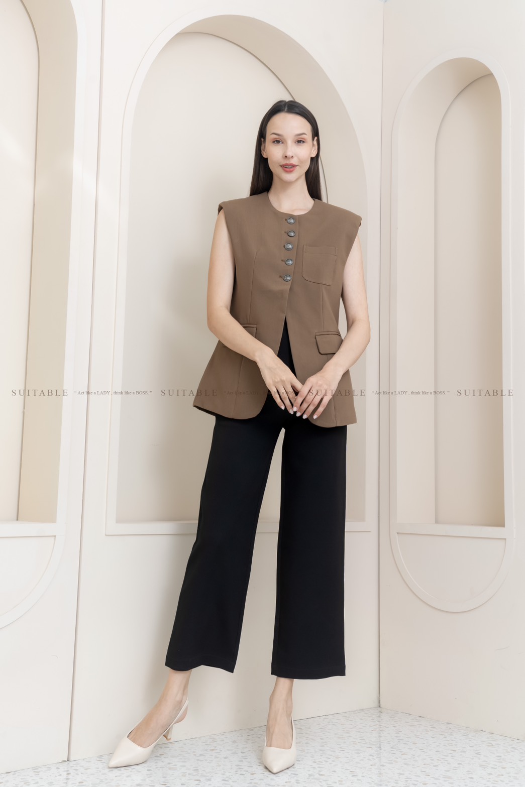> Calvyn Blazer << เสื้อแขนกุดคอกลมติดกระดุมโรมัน แต่งดีเทลเปิดชายด้านหน้า เสริมฟองน้ำบ่าเพิ่มลุคให้ดูเท่ เนื้อผ้าอย่างดีมีซับใน สามารถแมชได้หลายลุค หลายสไตล์