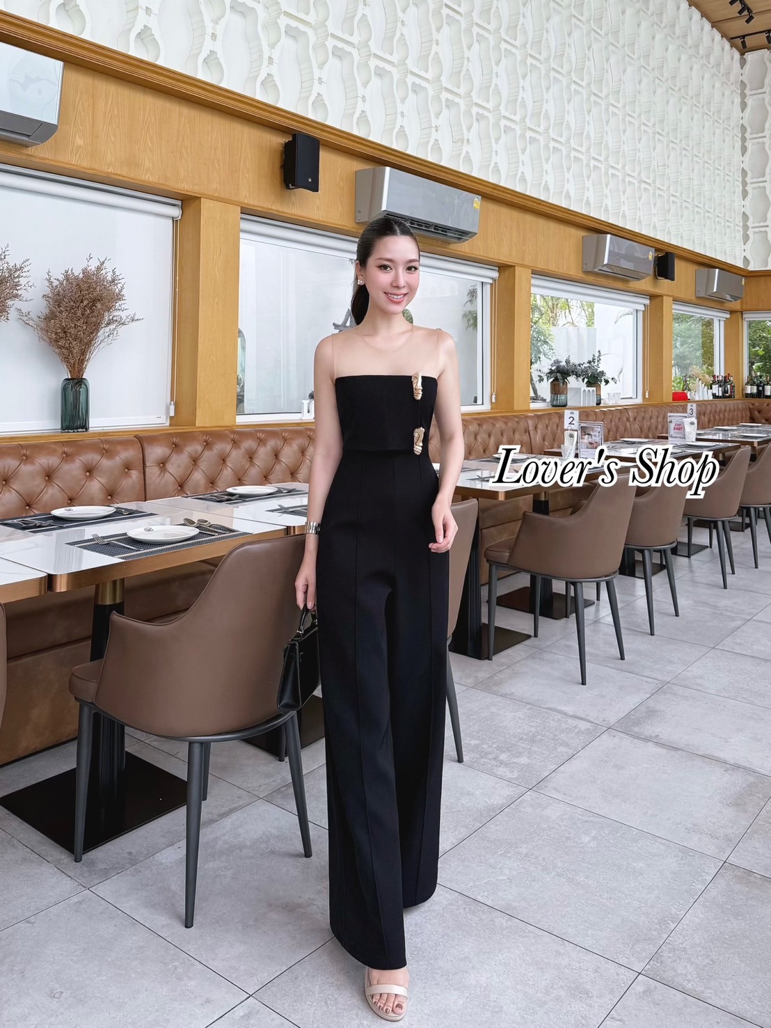 จั้มสูทกางเกงขายาว ลุคสวยหรู แอบเซ็กซี่นิดๆ เปรี้ยวหน่อยๆ ลงตัวสุดๆค้า เป็นจั้มสูทที่ใส่แล้วมีความคล้ายใส่เกาะอก แต่ต่อซีทรูช่วงบ่ามาให้ เพื่อความใส่ง่าย ใส่สวยยิ่งขึ้นค่ะ ดีเทลช่วงอกแต่เข็มกลัดสีทอง ทรงกางเกงปล่อยตรง เย็บตีเกล็ดหน้า เป็นทรงเอวสูงใส่แล้วแ