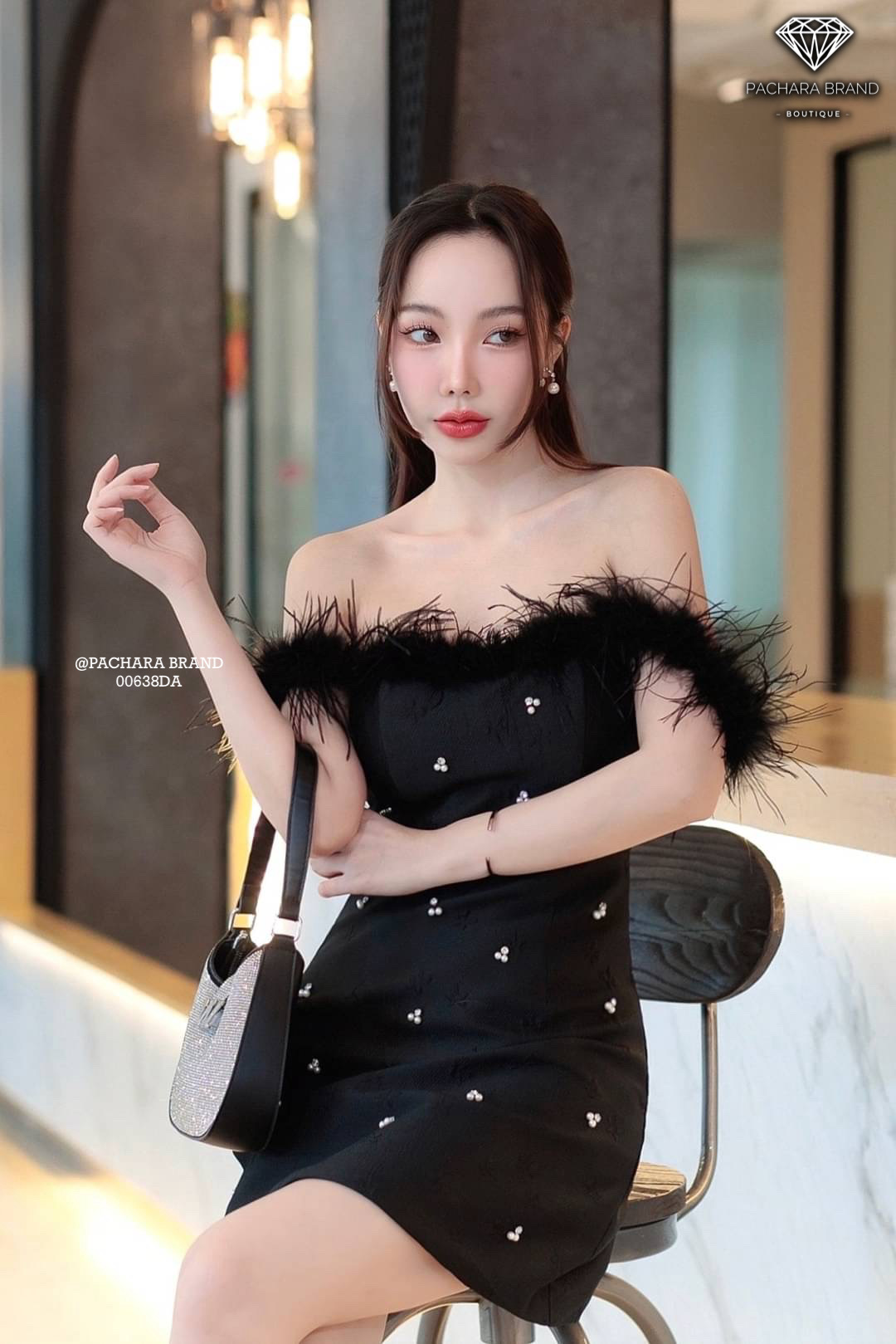 เดรสสั้นเกาะอกสีดำ ช่วงอกแต่งขนนกแท้คล้องแขน ช่วงเอวเข้ารูป เนื้อผ้าหนาทอลายนูนสวย แต่งไข่มุกปักเพชรน่ารักมาก งานซิปด้านหลัง มีซับในอัดกาวอย่างดี รุ่นนี้ใส่ชิลล์ถ่ายรูปสวยได้ทุกโอกาสเลยนะคะ #PACHARABRAND