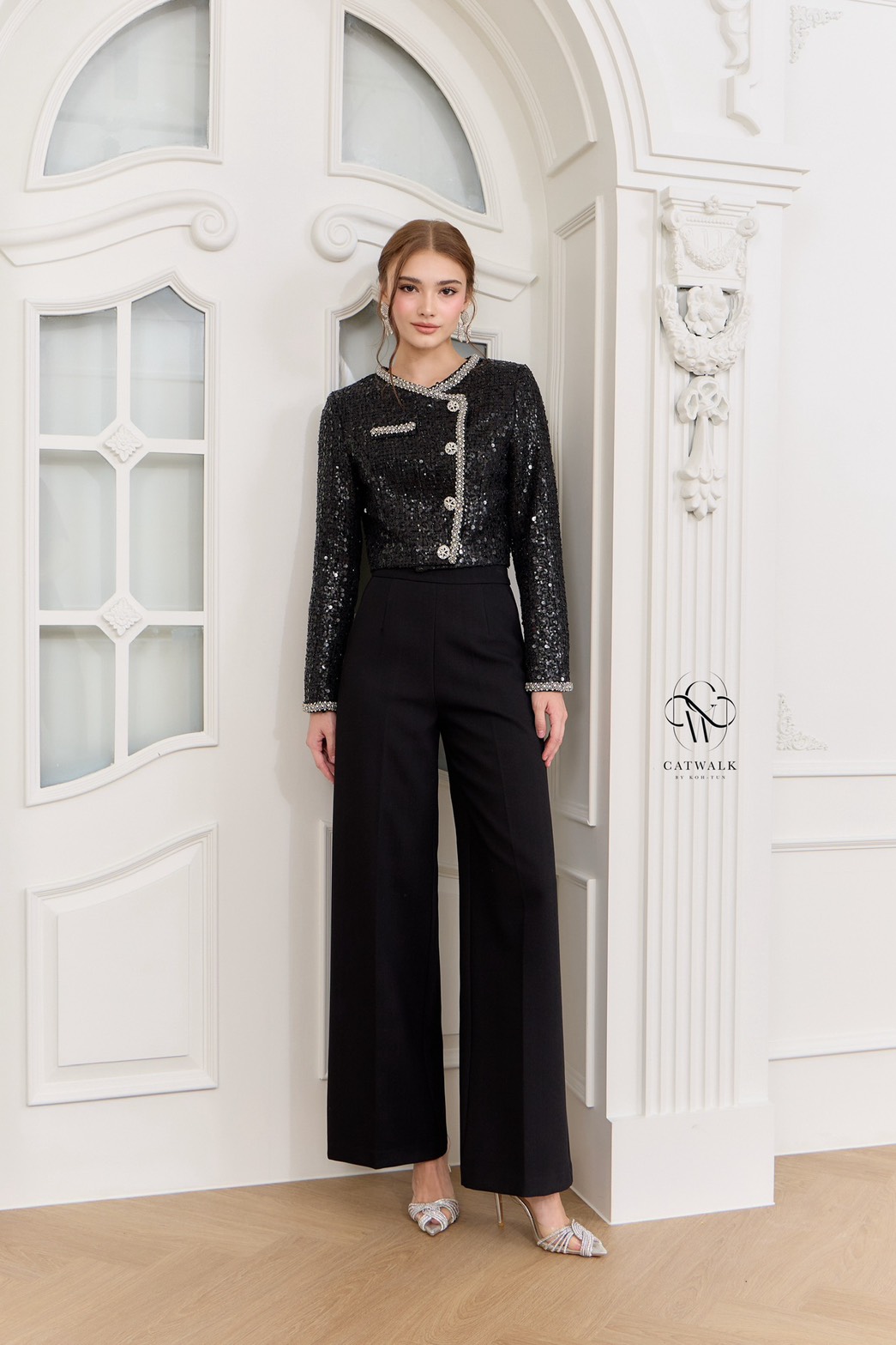 งานป้าย CATWALK BY KOH-TUN Detail>>> งานดี งานเป๊ะเว่อร์รุ่นนี้บอกเลย เซตแจ็คเก็ตผ้าทวีตปักคริสตัล+กางเกงขายาวทรงสวย เนื้อผ้าทวีตเกรดเอ เนื้อนุ่ม ตัวแจ็คเก็ตเป็นทรงกึ่งเข้ารูป แขนยาว ตัวเสื้อปักตกแต่งด้วยคริสตัลทั้งตัว ขอบตัวเสื้อแต่งด้วยริ้บบิ้น