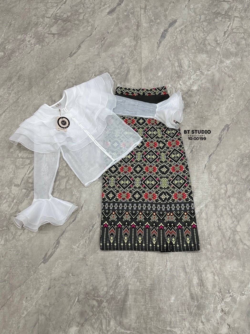 TAG : BT studio DETAIL : เซท 2 ชิ้น เสื้อระบายคอเป็นชั้น ๆ แขนยาวปลายแขนแต่งระบายออก กระดุมหน้า มาพร้อมผ้าถุงพิมพ์ลายสำเร็จ งานสวยเนื้อผ้าดี คัตติ๊งสวยมากค่ะ ใส่แมทซ์กันแล้วดูแพงมากคร้าา