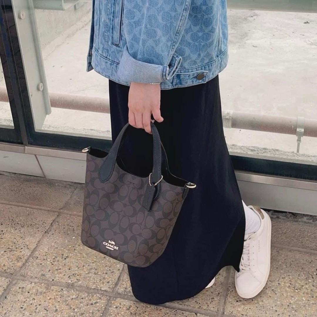 กระเป๋าสะพายไฮโซแบรนด์เนมโค้ชทรงโท้ทขนาด 8 นิ้วสีน้ำตาลดำลาย C COACH HANNA BUCKET BAG (CR256)