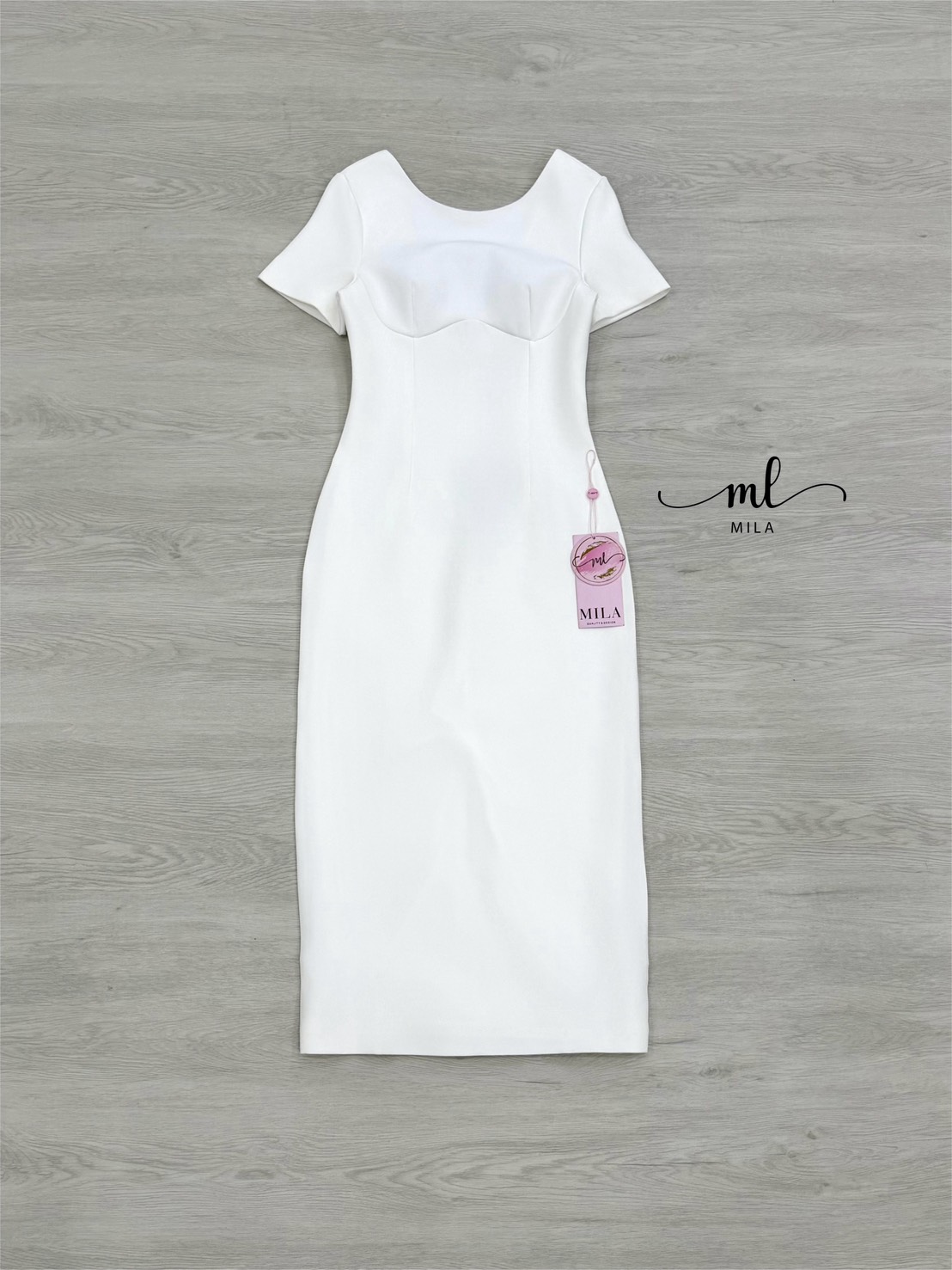 เดรวสีขาวสวยหรูสวยสะกดทุกสายตา! ดีเทลคอกลมแขนสั้น คัตติ้งเนี๊ยบเก็บทรงเป๊ะใช้ผ้าสูทเนื้อหนาเกรดพรีเมียม มีซับในเต็มตัว เสริมฟองน้ำและซิปหลังซ่อนอย่างดี