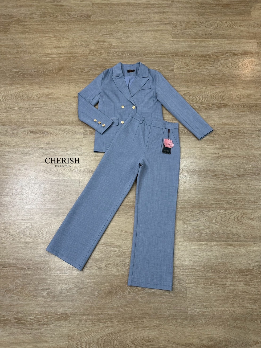 Setsuit เสื้อ+กางเกง ลุค CEO เรียบหรู ดูทันสมัย ทรงสวย ใช้ผ้าดี ใส่สบาย ตัวเสื้อสูทแต่งกระดุมทองมีกระเป๋า พร้อมซับในทั้งตัว มาพร้อมกับกางเกงขากระบอก มีกระเป๋า 2 ข้าง เซตนี้จะใส่ทำงาน