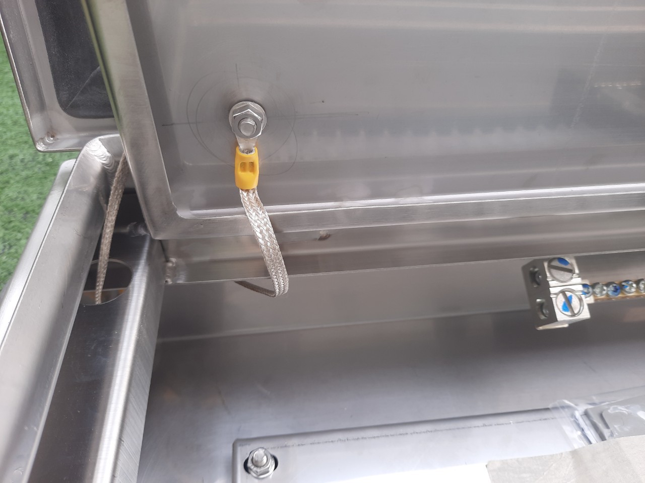 LOAD CENTER 100A ตู้สแตนเลส 304 มีหลังคาสโลป W450xH650xD152mm. (30ช่อง)