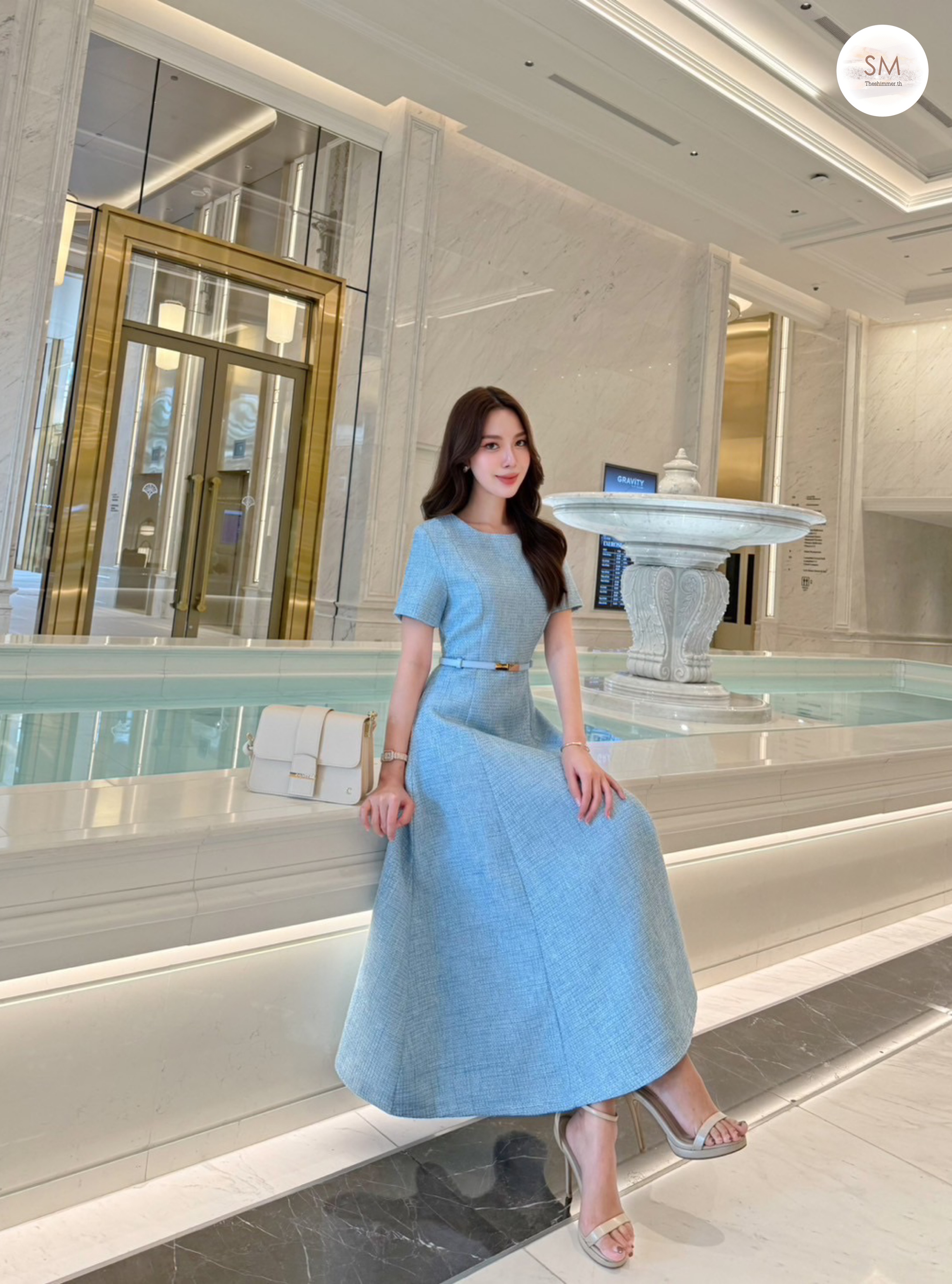 มิดิเดรสคอกลมแขนสั้นเนื้อผ้าทวีดทอลายสวยคลาสสิค งานมีซับในซิปหลัง แพทเทิร์นเข้ารูป เนื้อผ้ามีน้ำหนักทิ้งตัว มาพร้อมเข็มขัดปรับขนาดได้ตามไซซ์ จัดเป็นเดรสรุ่นฮอตที่แนะนำเลยค่า