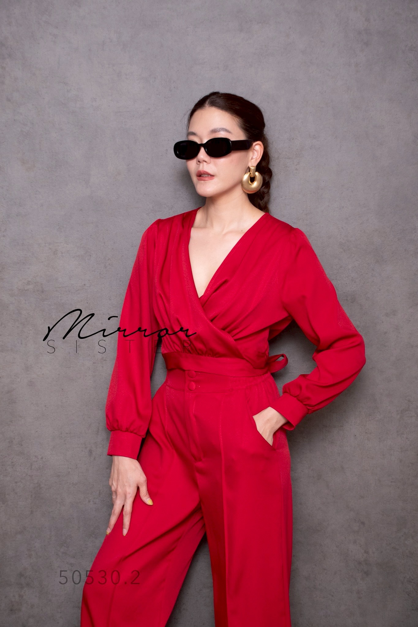 Mirrorsister’s Wrap Luxe Power Set•• เซ็ตเสื้อและกางเกงขายาว ที่ผสมผสานความเฟมินีนและความมั่นใจในลุคเดียว • เสื้อทรงคอปาดไขว้ (wrap) ช่วยเก็บทรงและเพิ่มเสน่ห์อย่างมีระดับ