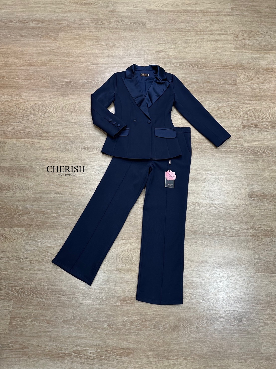 Setsuit เสื้อ+กางเกง ที่เรียบหรูดูแพง ทรงสวย ใช้ผ้าดี ตัวเสื้อสูทแขนยาวคอปกช่วงคอและกระเป๋าตกแต่งผ้าซาติน ตัวกางเกงเอวสูงขากระบอกใส่แล้วขาดูเรียวยาวสุดๆ ชุดนี้ใส่แล้วเด่นสุดๆ ต้องมีสักชุดแล้วนะคะ