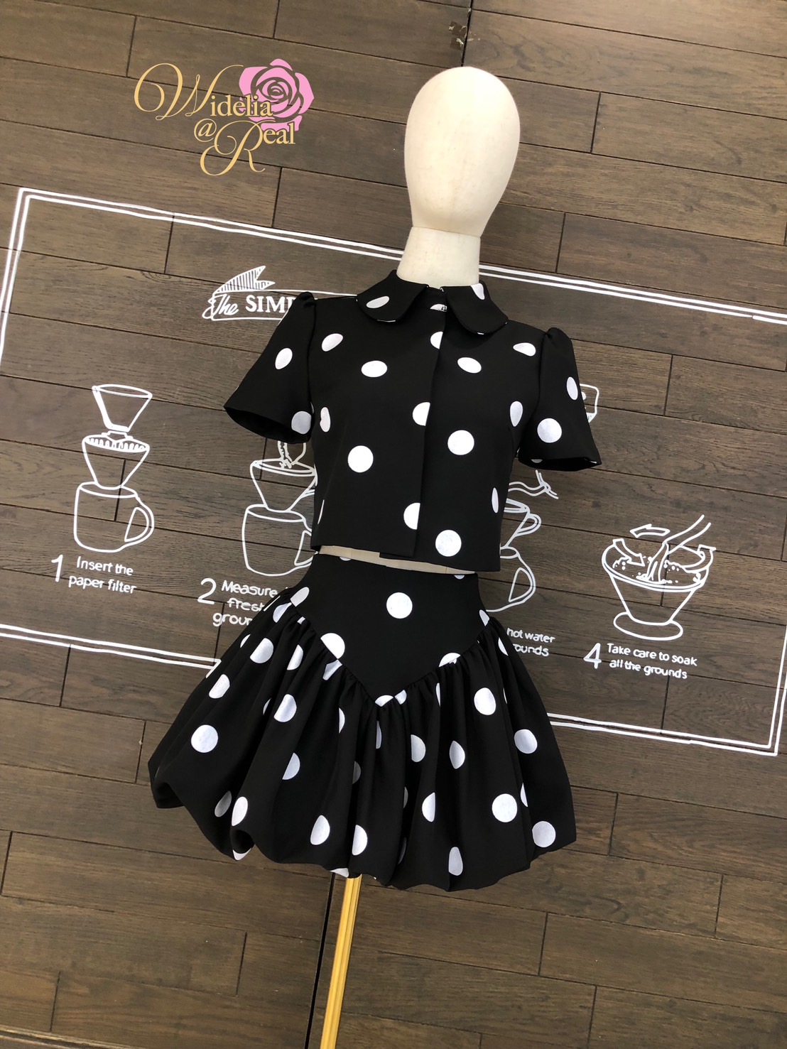 Set เสื้อกับกระโปรงสั้นทรงบอลลูน ตัวเสื้อทรงเชิ้ต แขนสั้น ติดกระดุมหน้า เนื้อผ้าลายจุด ผ้าดี มีน้ำหนัก ไม่บาง ตัวกระโปรงสั้น เอวสูง ซิปหลัง รุ่นนี้งานสวย ทรงเป๊ะ คัทติ้งเนี้ยบมากๆค่ะ รับรองใส่ออกมาไม่ผิดหวังการันตีให้เลย บอกเลยห้ามพลาดเด็ดขาดงานดีงานสวยจร