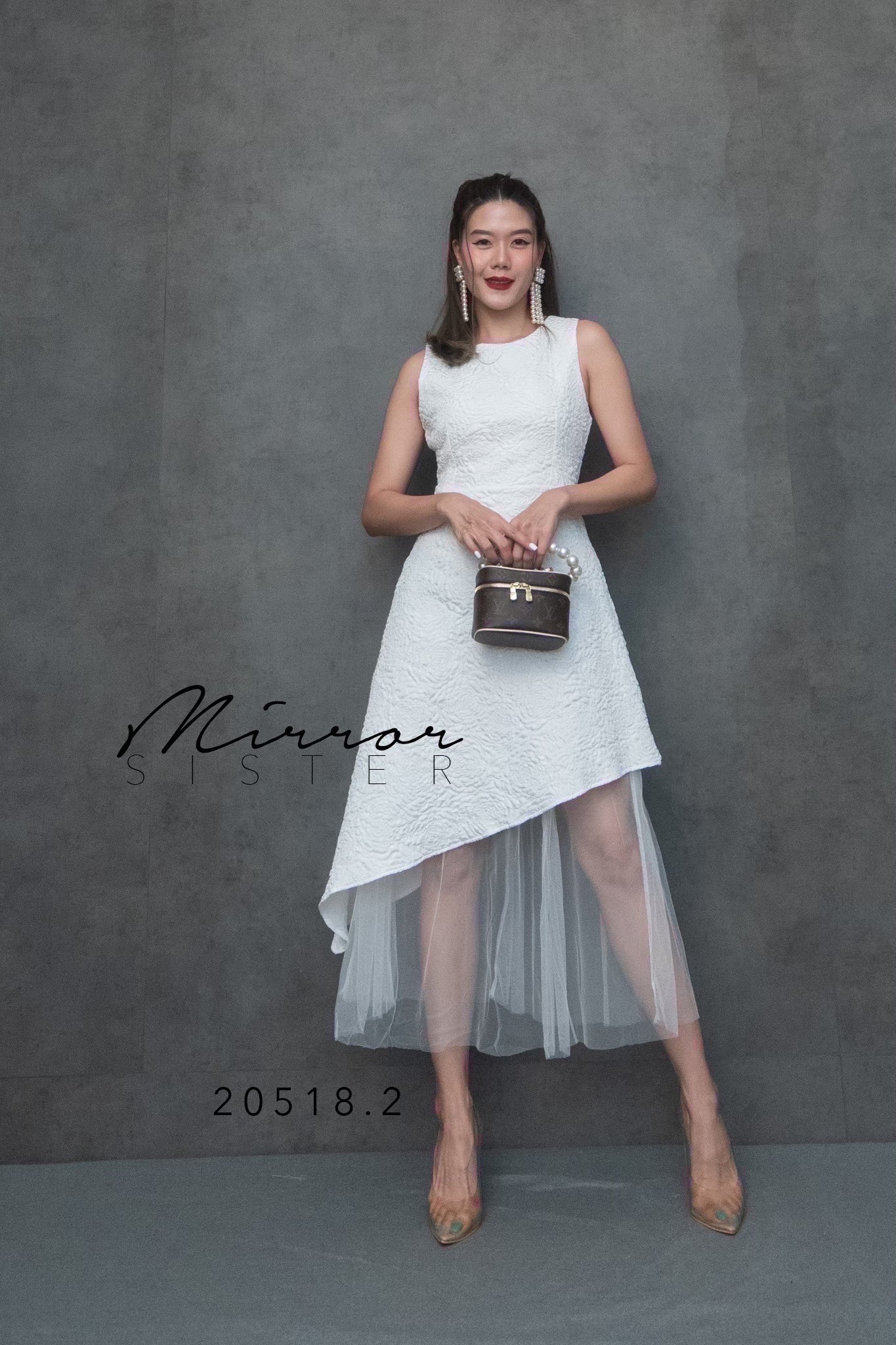 MiRRoRSiSTER’s LeNNoXA JACQuARD DReSS•• เดรสแขนกุดผ้าjacquard ทอลายดอกนูนสวยมาก แพทเทรินสวยงามใส่ง่าย ใครใส่ก็เริ่ดละมุน ช่วงบนเป็นคอกลมแขนกุด ด้านล่างกระโปรงทรงA มีดีไซน์เฉียงสโลปแต่งชายมุ้งน่ารัก บอกเลย..ใส่ดี..ใส่สวยจริงๆ ตอบโจทย์ทุกEVENT สวยทุกสี ชุดน