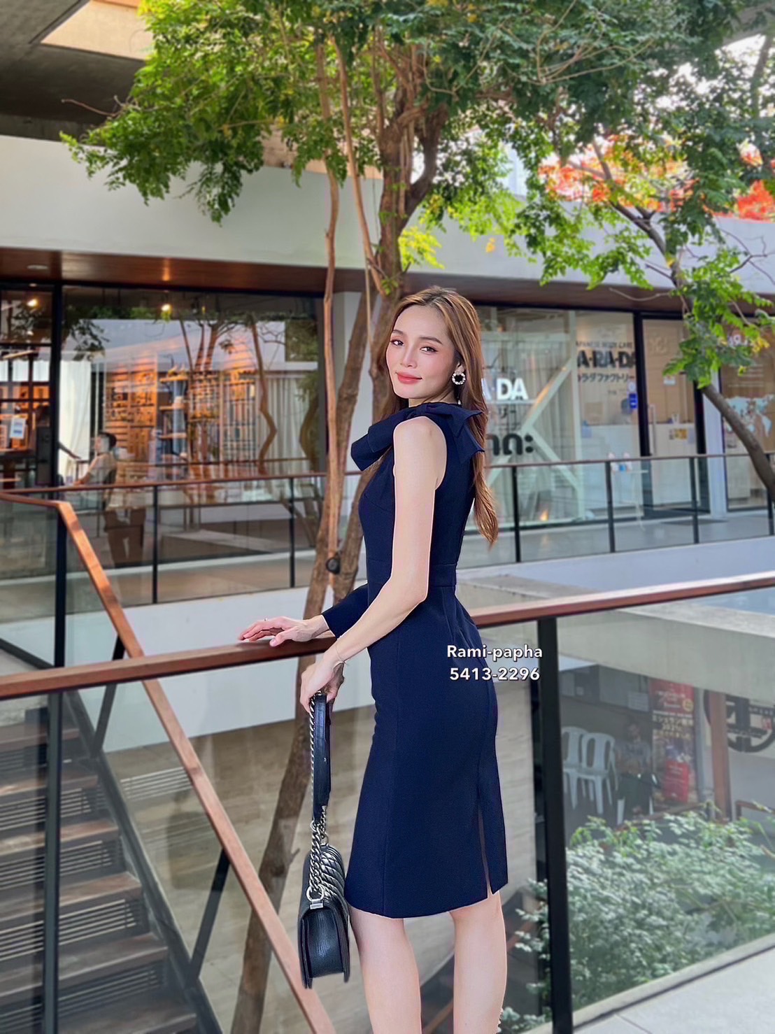 เดรส เดรสสีกรมสุดหรู ดีเทลแต่งโบว์ใหญ่อลังการด้านซ้ายสวยโดดเด่น ดีไซน์ด้านขวาแขนยาวสวยเก๋ มีฟองน้ำจัดให้ทรงสวย ชายกระโปรงด้านหลังผ่าขึ้น ซับในอย่างดีทั้งตัว ซิปหลัง