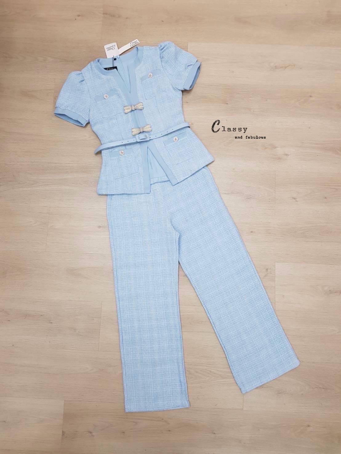 Set 4 ชิ้น (เสื้อ+ขายาว+เข็มขัด+เข็มกลัดโบว์มุก 2 ชิ้น) เสื้อและกางเกงคือผ้าทวิตสีฟ้าเนื้อนุ่มอย่างดี เสื้อแขนพองทรงเข้ารูปคอวีแขนสั้นทรงสวย