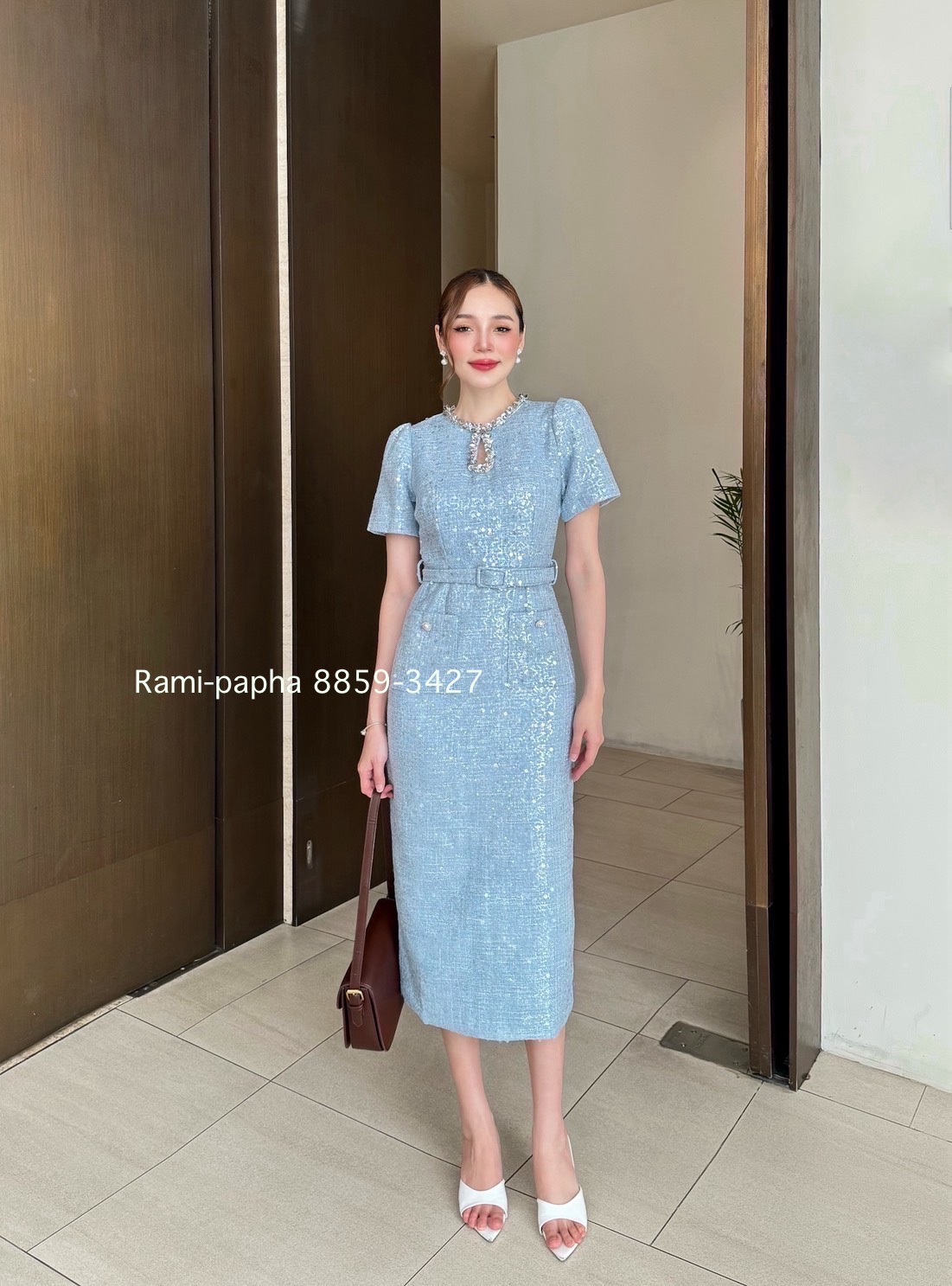 Label :: RAMI-PAPHA(รมิปภา) เดรสตัวยาวเนื้อผ้าทวีตปักwinkสวยหรูโดดเด่น ยิ่งโดนแสงยิ่งสวย winkปักสลับเล็กใหญ่แน่นๆสวยมากก ดีเทลแต่งอะไหล่คอสวยหรูโดดเด่น มีฟองน้ำจัดให้ทรงสวย กระเป๋าหน้าใช้งานได้จริง แต่งกระดุมมุกล้อมเพรชสีเงิน ชายกระโปรงด้านหลังผ่าขึ้น ซับ