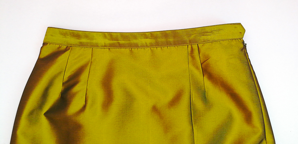 ผ้าถุงไหมสำเร็จรูป (สีเขียวปีกแมลงทับ) งานตัดเย็บประณีต อัดผ้ากาวตามสีของผ้าถุง เนื้องานดีเกรด A (รอบเอว 30 นิ้ว)