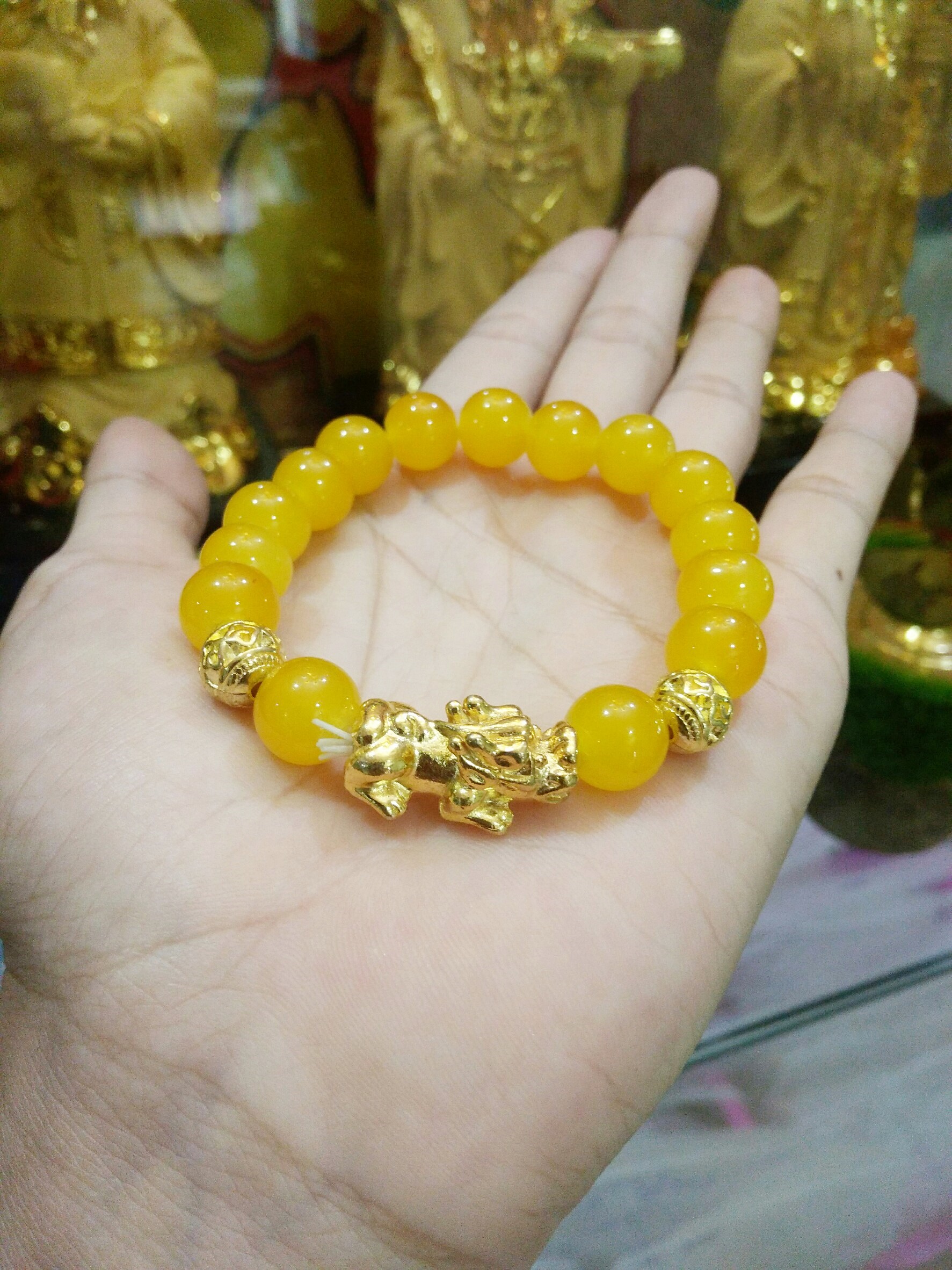 สร้อยข้อมือปี่เซียะมี6สีตามกำลังวันเป็นอะคริลิคนำเข้า
