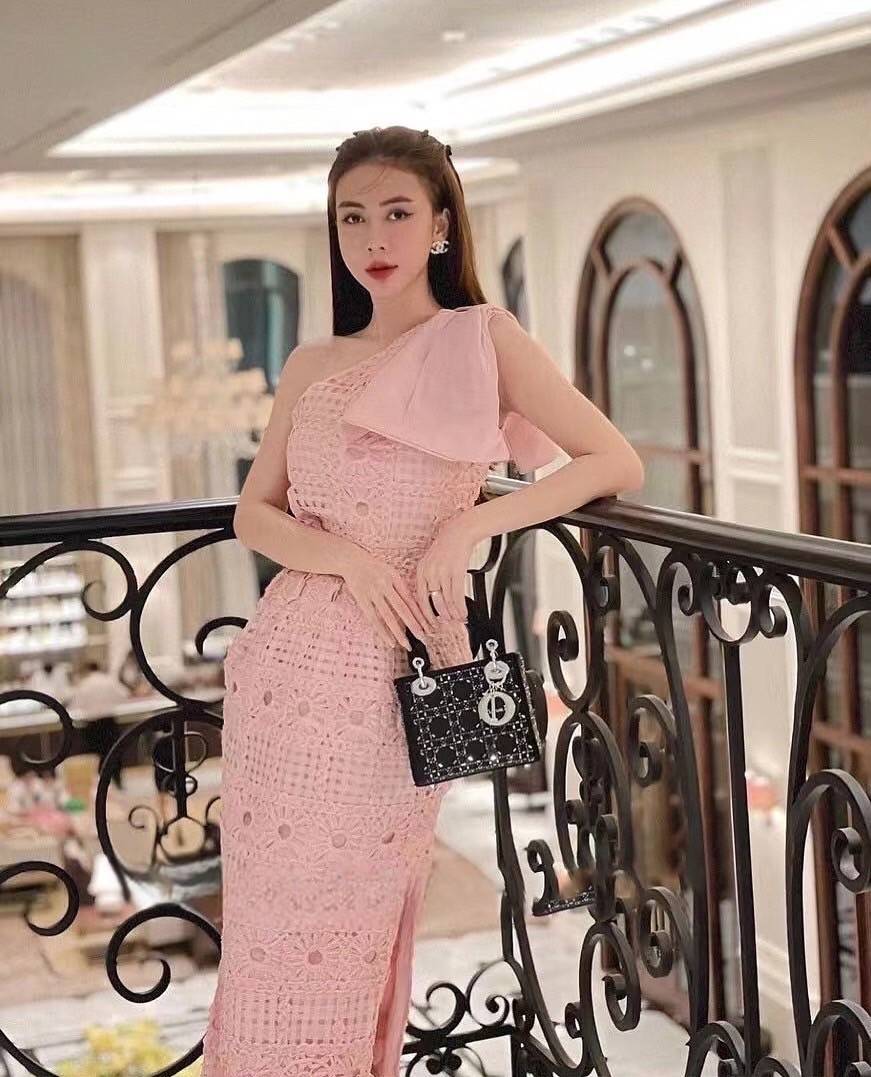 เดรสไหล่เดียวสีชมพูแต่งโบว์ไหล่มาในงานฉลุทรงสอบลูกไม้ตัวยาว แต่งลายฉลุลูกไม้หวานๆ ใส่สวยมากกกก ราคานี้มือต้องไวเลยค่า รุ่นนี้ใส่สวย เนื้อผ้าดีมากกกกกกก ห้ามพลาดเลยค่า