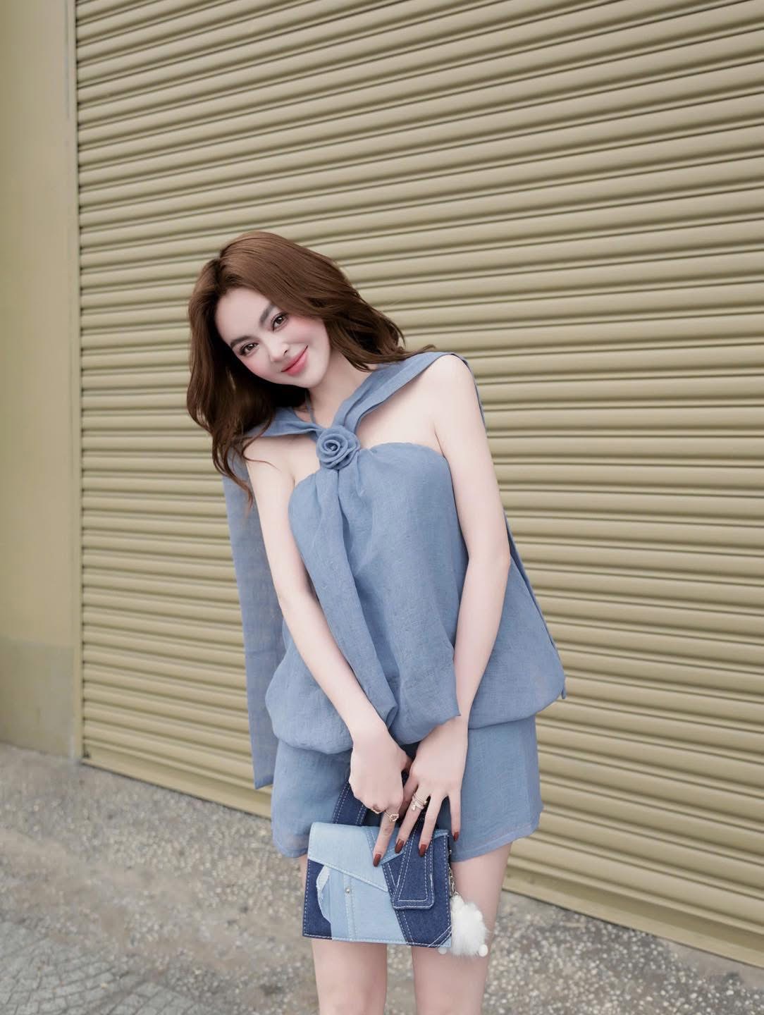 Set 2 ชิ้นสีครามผ้าชีฟองเนี้อทราย ตัวเสื้อแขนกุดสายคล้องคอผูกโบว์และสายคาดไหล่ระบาย อกแต่งอะไหล่เข็มกลัดดอกไม้ ตัวเสื้อจับจีบคลาย ๆ ทรงทวย ตัวเสื้อเป็นทรงฟักทอง (สม็อคจั้มเอว)ดีไซน์เว้าหลัง สวมใส่ง่าย มาพร้อมกับกางเกงขาสั้น (ซิปหลัง) เนื้อผ้าชีฟองนี้ทรายอ