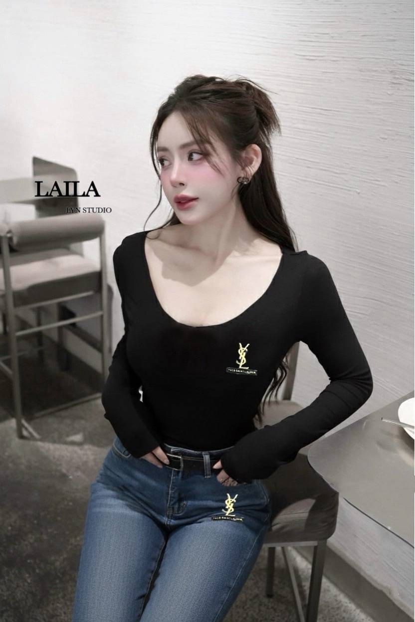 Tag: LAILA Detail: Set เสื้อ+กางเกง+เข็มขัด งายบอดี้สูททรงคอยูกว้างงง ช่วงอกคว้านลึกสุดแซ่บบ🔥ทรงสวย งานเสริมทรงที่อก ผ้าสุดเนี๊ยบบบ แต่งโลโก้ที่อกสีทองตัดสีชุด สีดำช่วยพรางหุ่นได้มากค่าาา มาพร้อม กางเกงยีนส์ทรงขาบานสีเข้มแต่งฟอกผ้าสวยมากกก แต่งโลโ