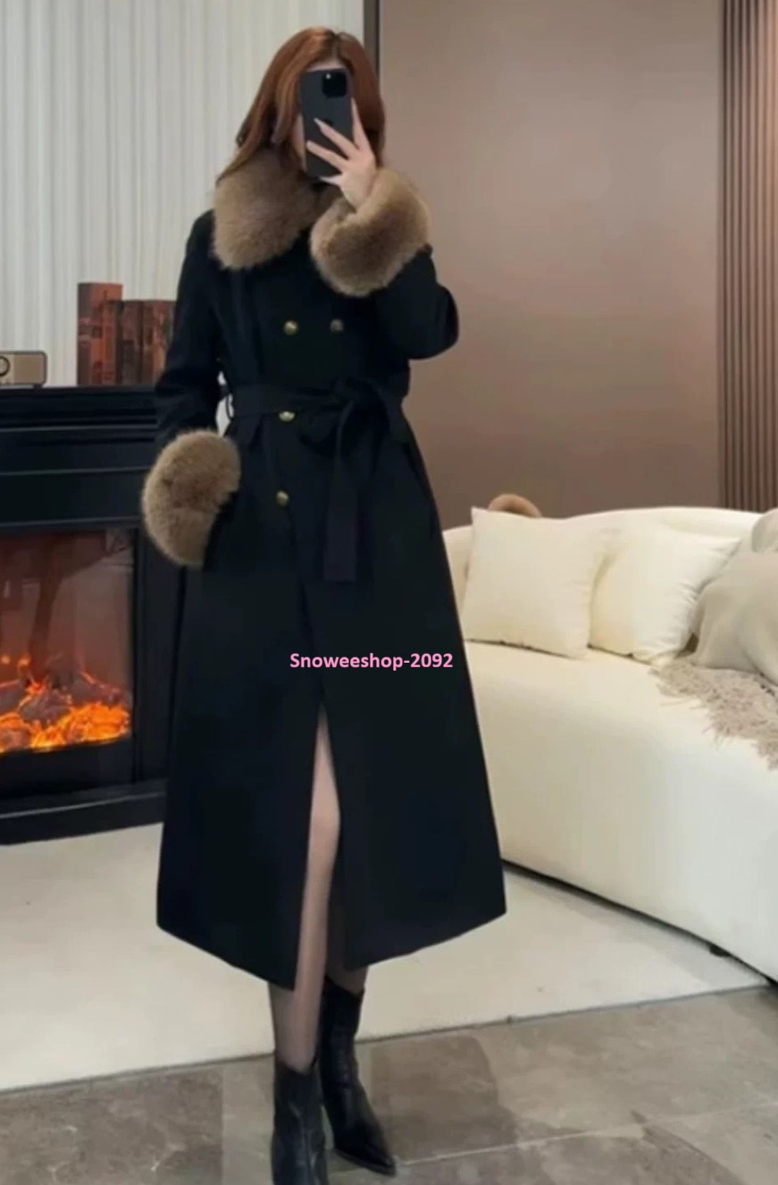 โค้ทตัวนี้คือ ตัวแม่ประจำฤดูหนาว เก็บลุคหรูได้แบบไม่ต้องพยายามเยอะ ปกขนเฟอร์ + ขนปลายแขนแบบฟูๆ แต่งลายสวย หรูมีคลาส ซับในหนา อบอุ่นมาก ใส่ติดลบได้จริง เดินในหิมะก็ยังสวยแบบมีประกาย