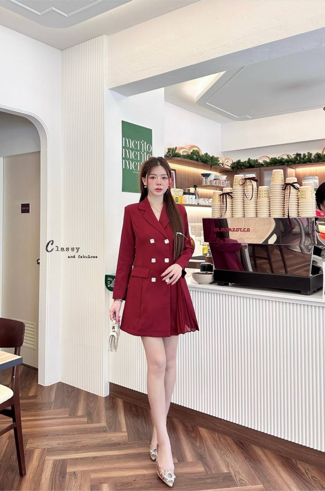 Dress สูท คอปกสูทแขนยาว บ่าเสริมฟองน้ำ ผ้าสูทอัดกาวอย่างดี กระดุมหน้าสวยๆ 6เม็ด และปลายกระโปรงด้านข้างอัดพลีท ผ้าดีมากมีน้ำหนัก มีซับในทั้งตัว งานหรูงานดูแพงเวอร์วัง สวยระดับ10 จัดเลยไม่ผิดหวัง ผ้าดี๊ดี
