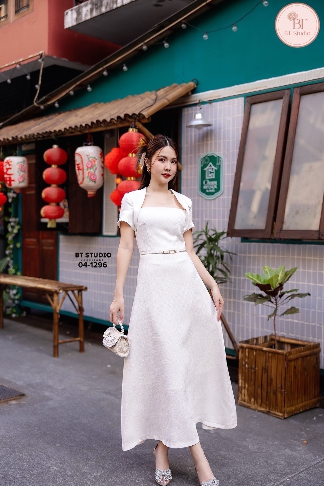 เซท 2 ชิ้น เดรสยาวคอตัดสีเหลี่ยมแต่งคอเก็บทรงใส่แล้วดูคอเรียวสวยคะ อกเอวเข้ารูป แขนสั้นกระโปรงบานออก งานเนื้อผ้าดีมีซับในคัตติ๊งสวย มาพร้อมเข็มขัดเส้นเล็กคะ
