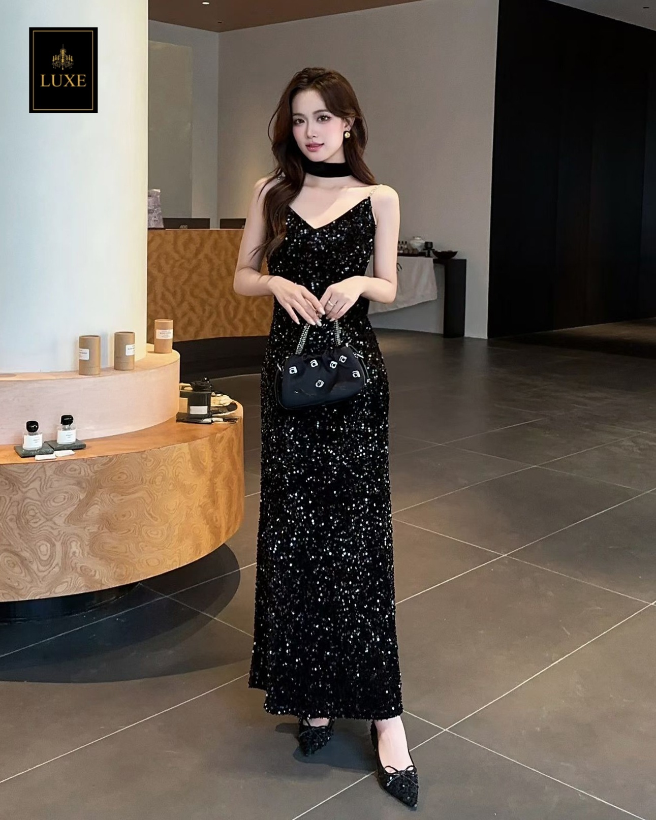 เดรสเสื้อสายเดี่ยว กระโปรงยาวทางเอ ☑️ชุดทำจากผ้ายืดปักเลื่อม ยืดหยุ่น สายทำจากโซ่ประดับมุก ☑️มีซิปซ่อนและซับในอย่างดี