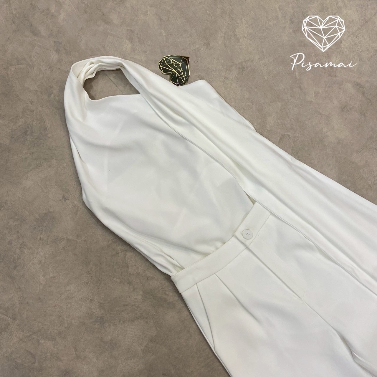 เซ็ตแขนกุดสีขาวดีเท็ลหางปลายาวพาดคอ มาคู่กับกางเกงขายาวสีขาวเข้าเซ็ต เก็บทรงดีมาก เฟียสๆ แกรมๆ ได้ไม่ซ้ำใคร