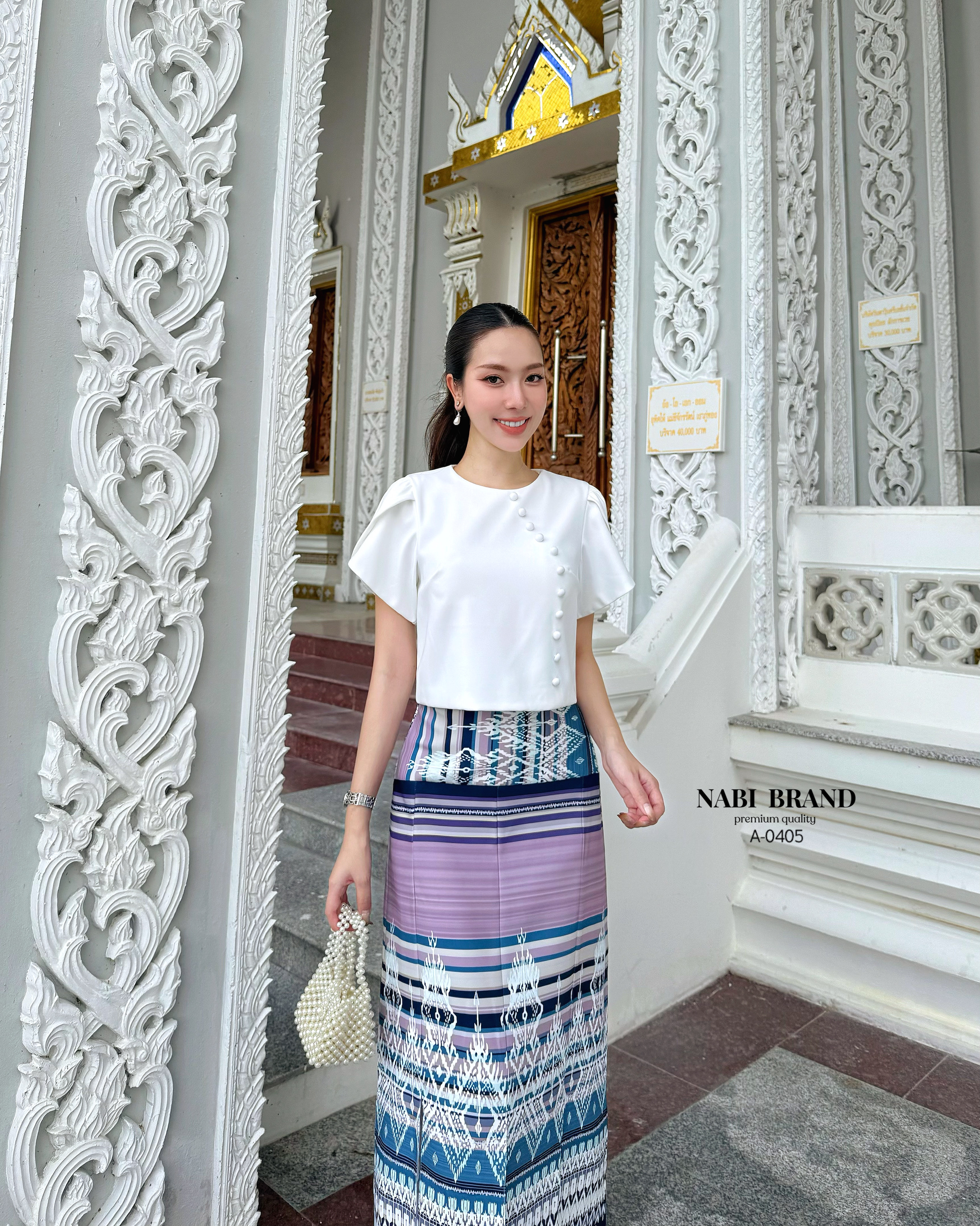 ชุดไทย คอลใหม่อย่างเลิศหรู ใครมองหาชุดไทยแบบใหม่ จัดมาได้เลยนะคะ🤍 ชุดเซท 2 ชิ้น เสื้อคอกลมแต่งกระดุมด้านหน้า ผ้าดี แต่งแขนกลีบบัว ทรงปล่อยๆ เข้าเซทกับกระโปรงพิมพ์ลายอย่างสวย แต่งผ่าหน้า เดินได้คล่องตัว ชุดมีซับในและฟองน้ำ งานซิบหลังทั้งเซท ใกล้วัน