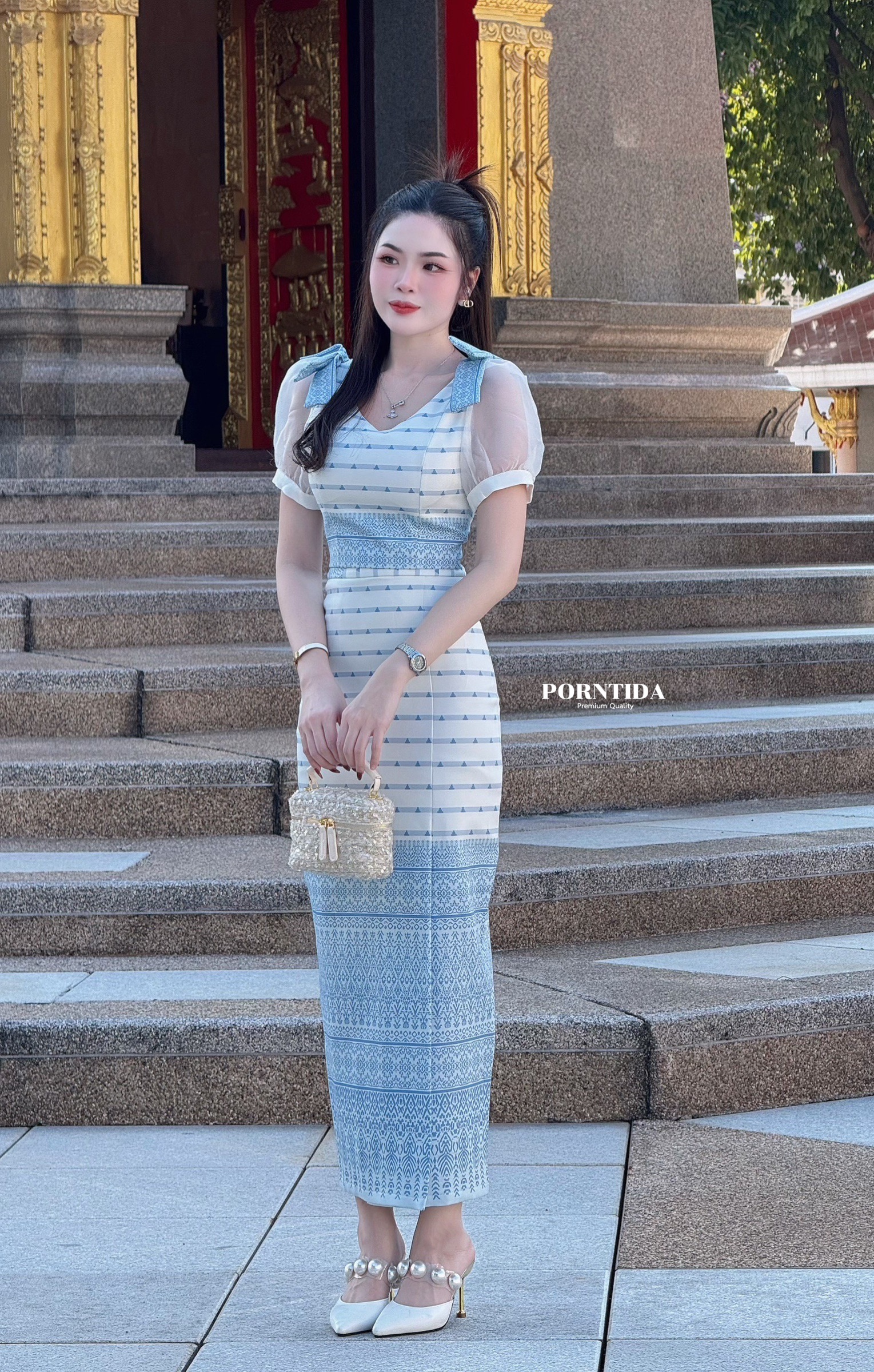 ชุดไทยประยุกต์ เสื้อพิมพ์ลายและผ้าถุงพิมพ์ลายสีฟ้าขาว ตัวเสื้อหน้าอกเสริมฟองน้ำเป็นงานซิปหลังผ้าถุงเป็นงานซิปหลังมีซับในเย็บติดทั้งตัวเสื้อและกระโปรงทรงผ้าถุง สีละมุนมาก
