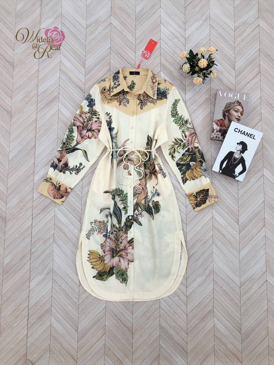 Dress ตัวสั้น ทรงปล่อย งานเก๋ ใส่ง่าย แขนยาว คอเชิ้ต กระดุมเรียงยาว พิมพ์ลายดอกไม้มีเชือกผูกเอวเพิ่มความกระชับ เนื้อผ้าอย่างดี งานเกรดพรีเมี่ยม แนะนำเลย รับรองใส่ออกมาไม่ผิดหวัง บอกเลยห้ามพลาดเด็ดขาดงานดีงานสวยจริงต้อง Widelia @ Real