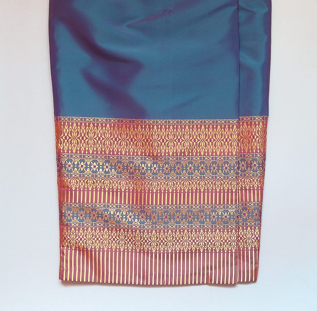 ผ้าถุงไหมสำเร็จรูป (สีน้ำเงินอมม่วง) งานตัดเย็บประณีต อัดผ้ากาวตามสีของผ้าถุง เนื้องานดีเกรด A (รอบเอว 28 นิ้ว)