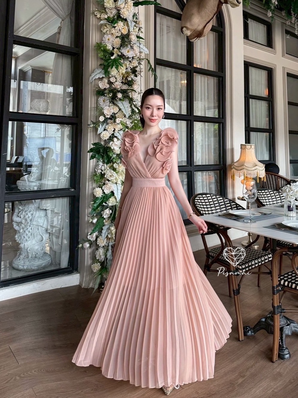 เดรสแขนกุดพลีตสีครีมตัวยาวแต่งดอกไม้ 3Dช่วงแขน ใช้ผ้าเยอะมาก ใส่สวยมากกกก ราคานี้มือต้องไวเลยค่า รุ่นนี้ใส่สวย เนื้อผ้าดีมากกกกกกก ห้ามพลาดเลยค่า