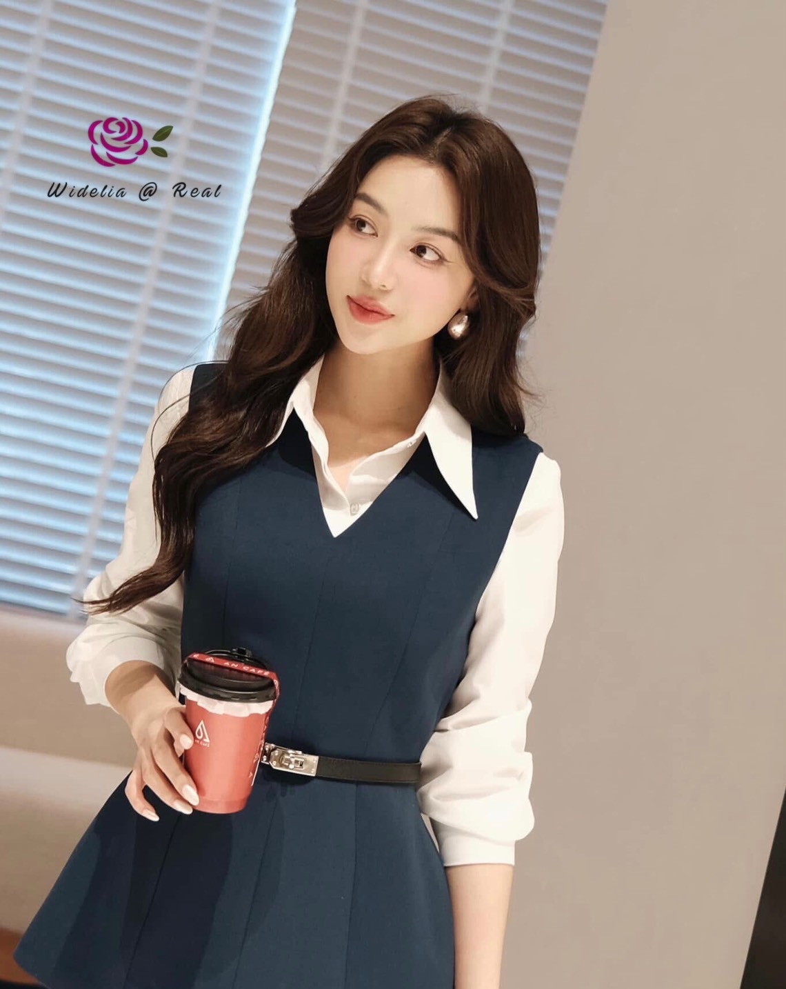 Set 4 ชิ้น มีเสื้อเชิ้ตสีขาว+เสื้อแขนกุด+กางเกงขายาว+เข็มขัด 1 เส้น งานเนื้อผ้าอย่างดีมีน้ำหนัก ผ้าไม่บาง ตัวเสื้อแขนกุดซิปหลัง กางเกงขากระบอกทรงเอวสูง เย็บตีเกล็ดหน้า