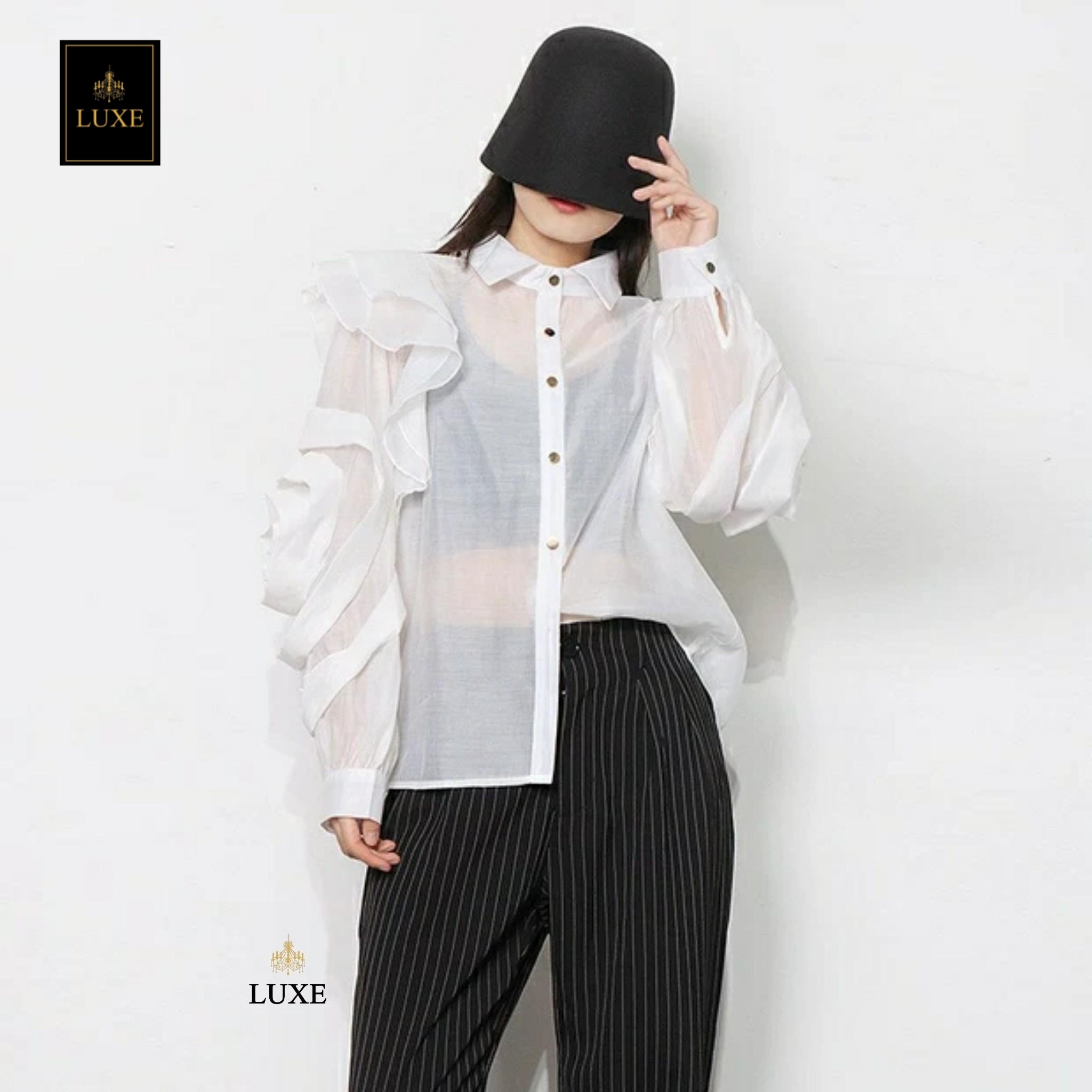 สีขาว Embellished Flower Long Sleeve Shirt เสื้อเชิ้ตคอปกแขนยาว ผ่าหน้าติดกระดุม ดีเทลแขนเสื้อแต่งด้วยผ้าในตัวเป็นรูปดอกไม้ ทำจากผ้าไหมเครปผสมคอตตอน เนื้อนุ่ม โปร่ง