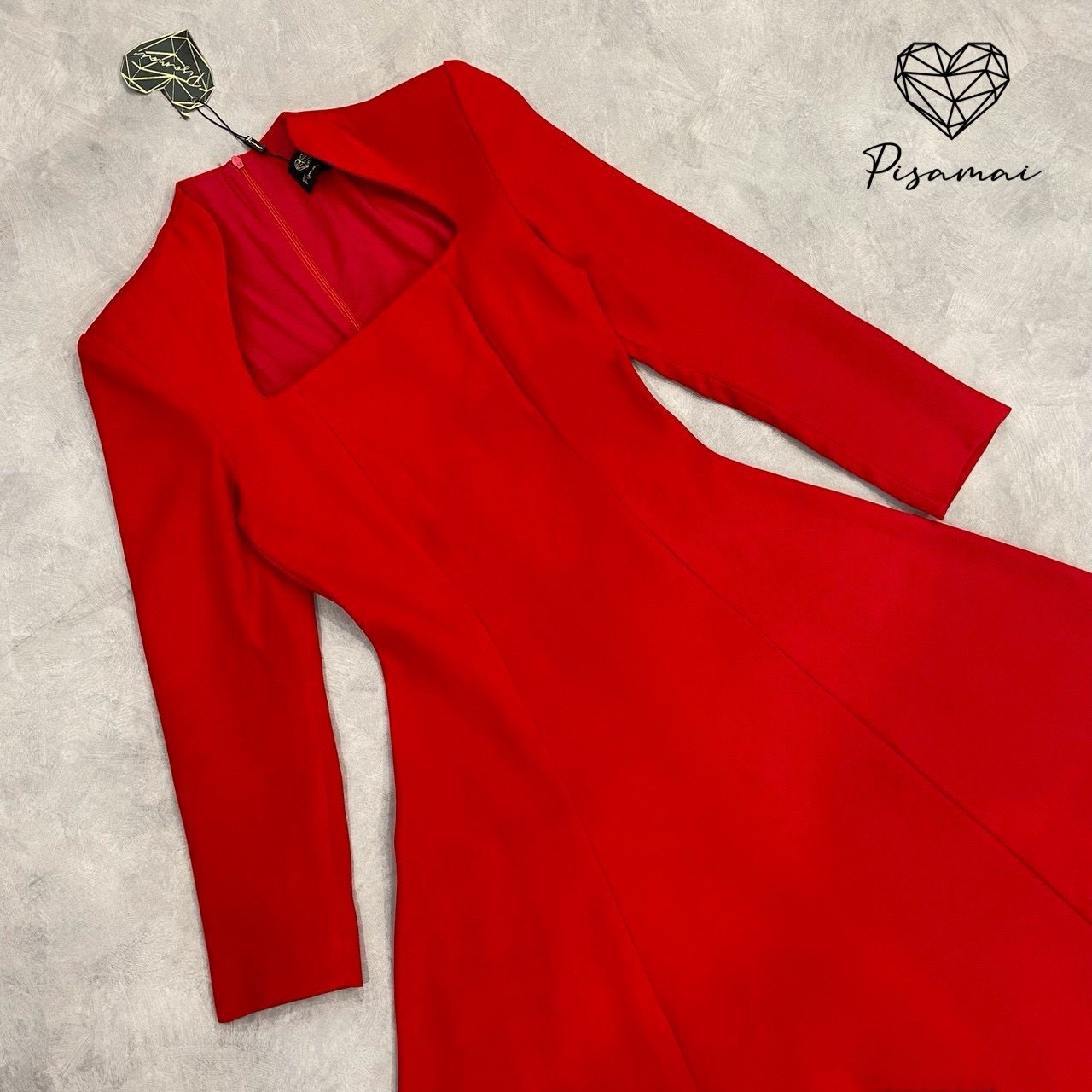 เดรสตัวยาวแขนยาวสีแดง ช่วงคอดีไซน์ตัดคอเหลี่ยม มาในทรงกระโปรงบานยาว ดีไซน์สวย หรู old money ดูแกรมมากๆค่า ต้องมีเลยค่า