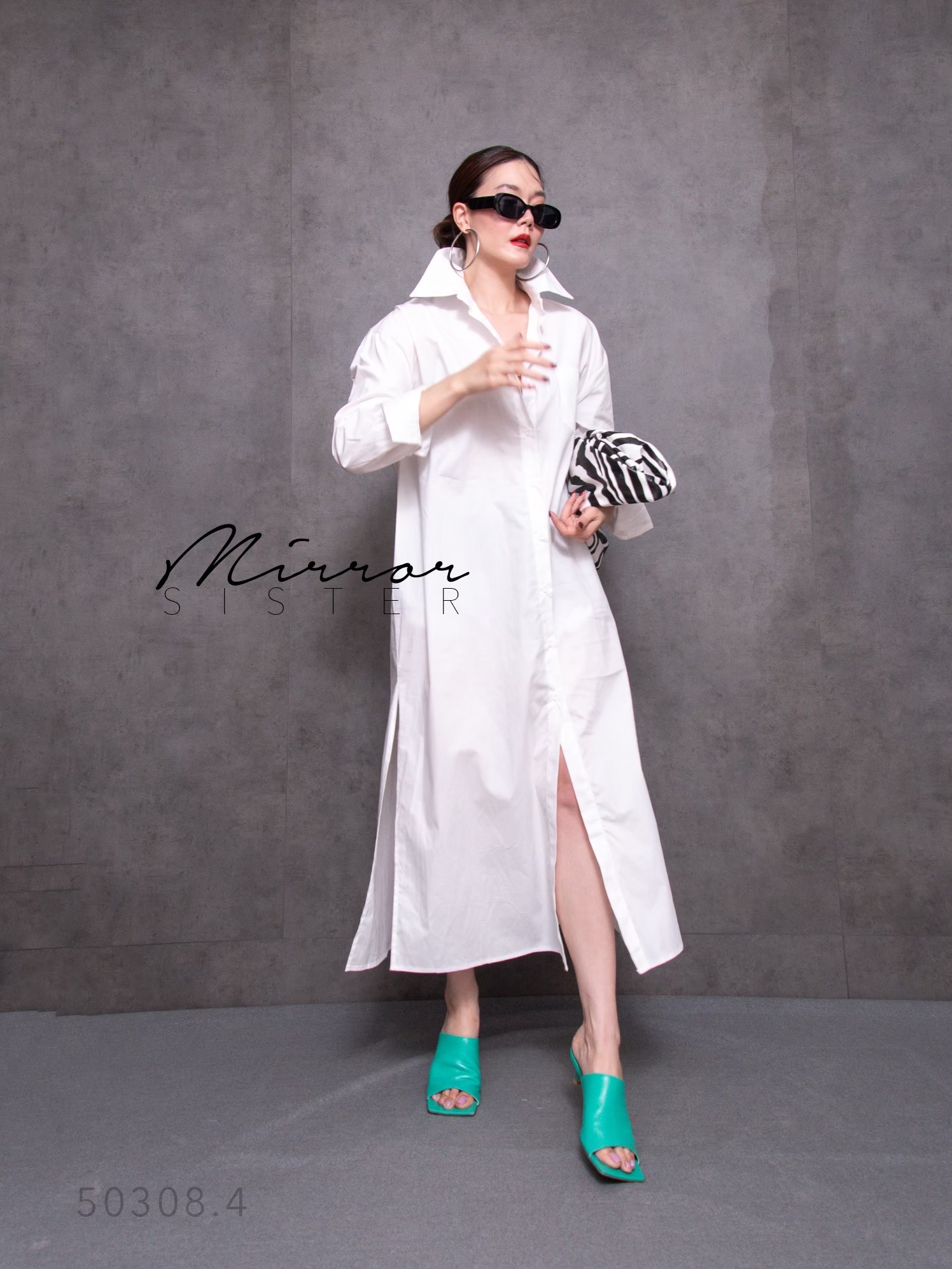 MiRRoRSiSTER's THéM DReSS SHiRT•• เดรสเชิ้ตทรงเบสิคเรียบง่าย แต่ใครใส่ก็เก๋ จะใส่เป็นเดรสหรือใส่เป็นเสื้อคลุมตัวยาวก็ดูดีมีสไตล์ มีกระดุมผ่าหน้าเปิดปิดได้ มีกระเป๋าหน้า ชายล่างผ่าแหวก2ข้าง adaptใส่ได้หลายโอกาส สดใสทุกสี