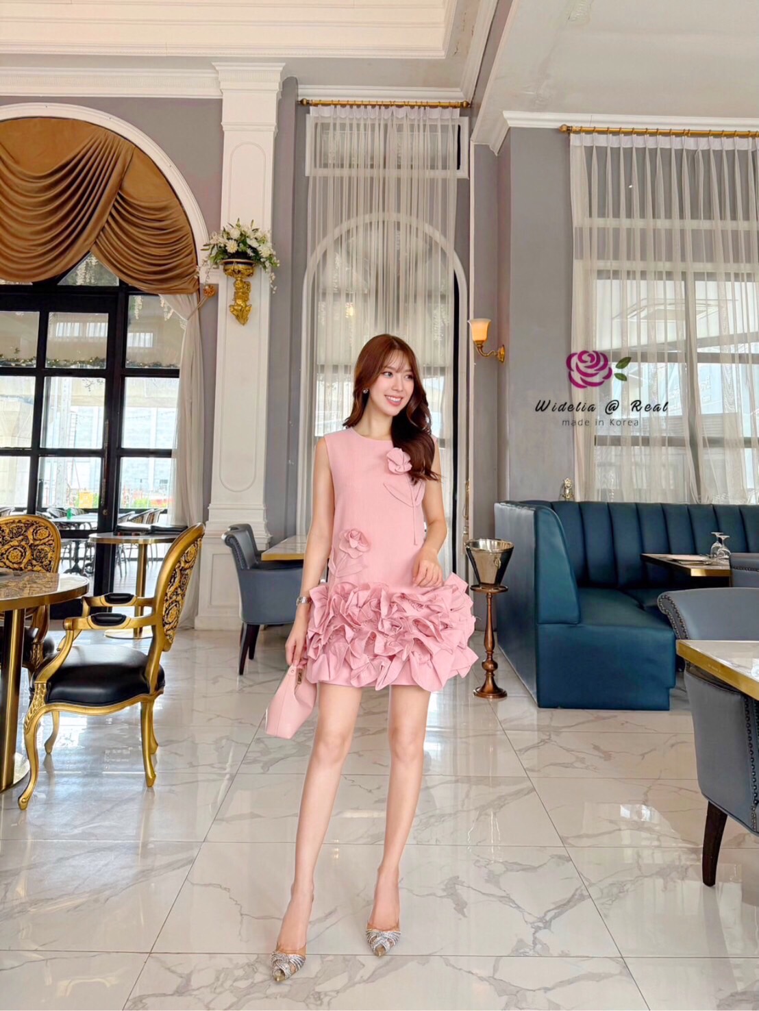 Dress เดรสทรงปล่อยแขนกุด เย็บดอกไม้ป๊อปอัพ ชายเย็บระบายฟูอลังการเนื้อผ้าสีพื้น ผ้ามีtexture เนื้อผ้าดีมากๆ ชุดนี้งานสวยค่ะ คัตติ้งเนี๊ยบ ทรงเป๊ะมาก แนะนำเลย รับรองใส่ออกมาไม่ผิดหวังการันตีให้เลย