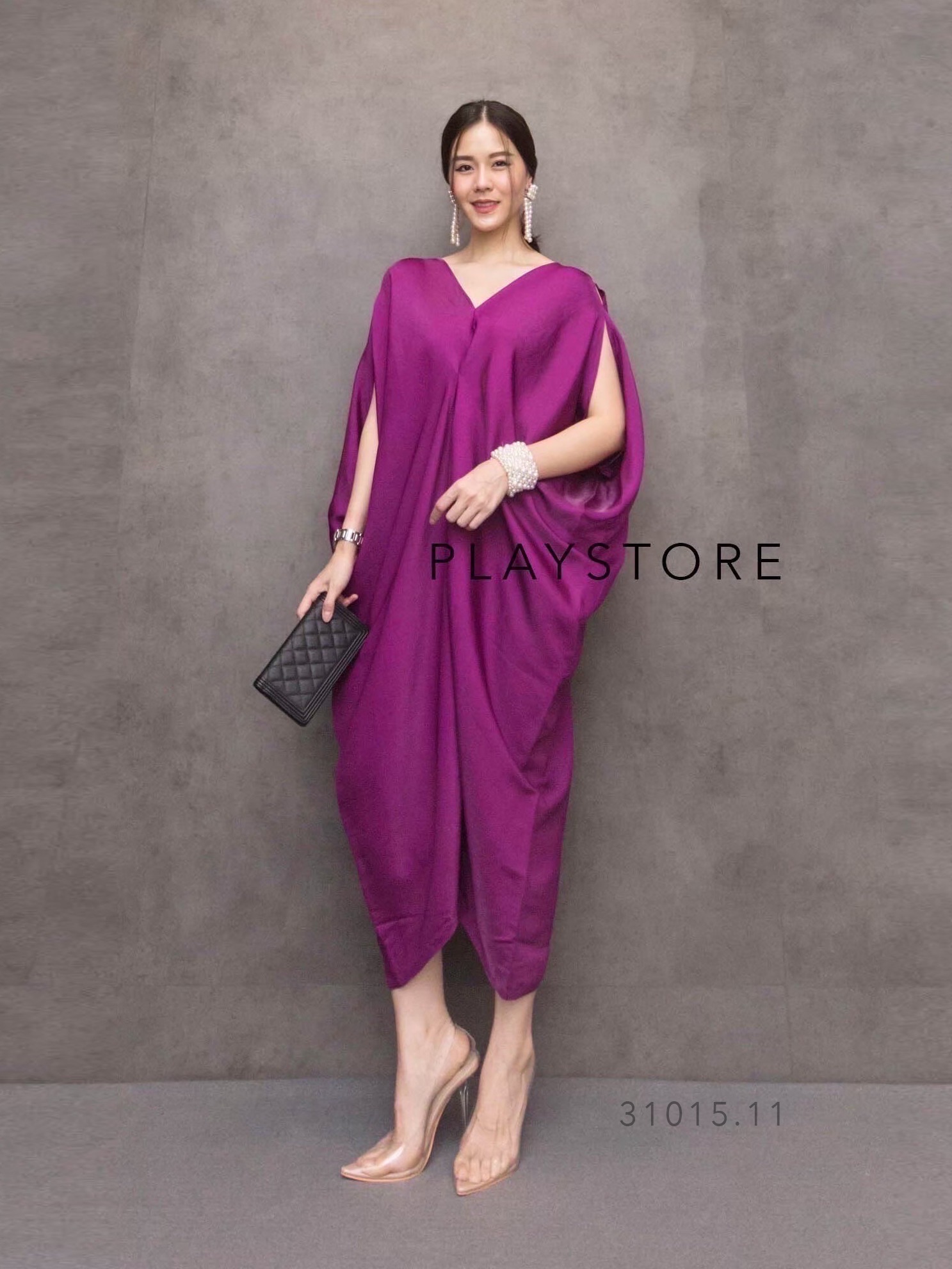 เดรสดีไซน์เก๋ ทรงโคร่งๆ คอวีไหล่เว้า ใส่ออกงานสวยสง่า เนื้อผ้าสวยเล่นแสงดี มีความเหลือบๆประกาย ใส่แล้วผ่องมีออร่า เหมาะกับสาวทุกไซส์ ใส่สบายสุดๆ ใส่ออกงานเริ่ด..ตอบโจทย์ทุกโอกาส หรูหราทุกสี!!! #mirrorsister #ถ่ายจากสินค้าจริง #งานป้ายMiRRoRsister #31015.1