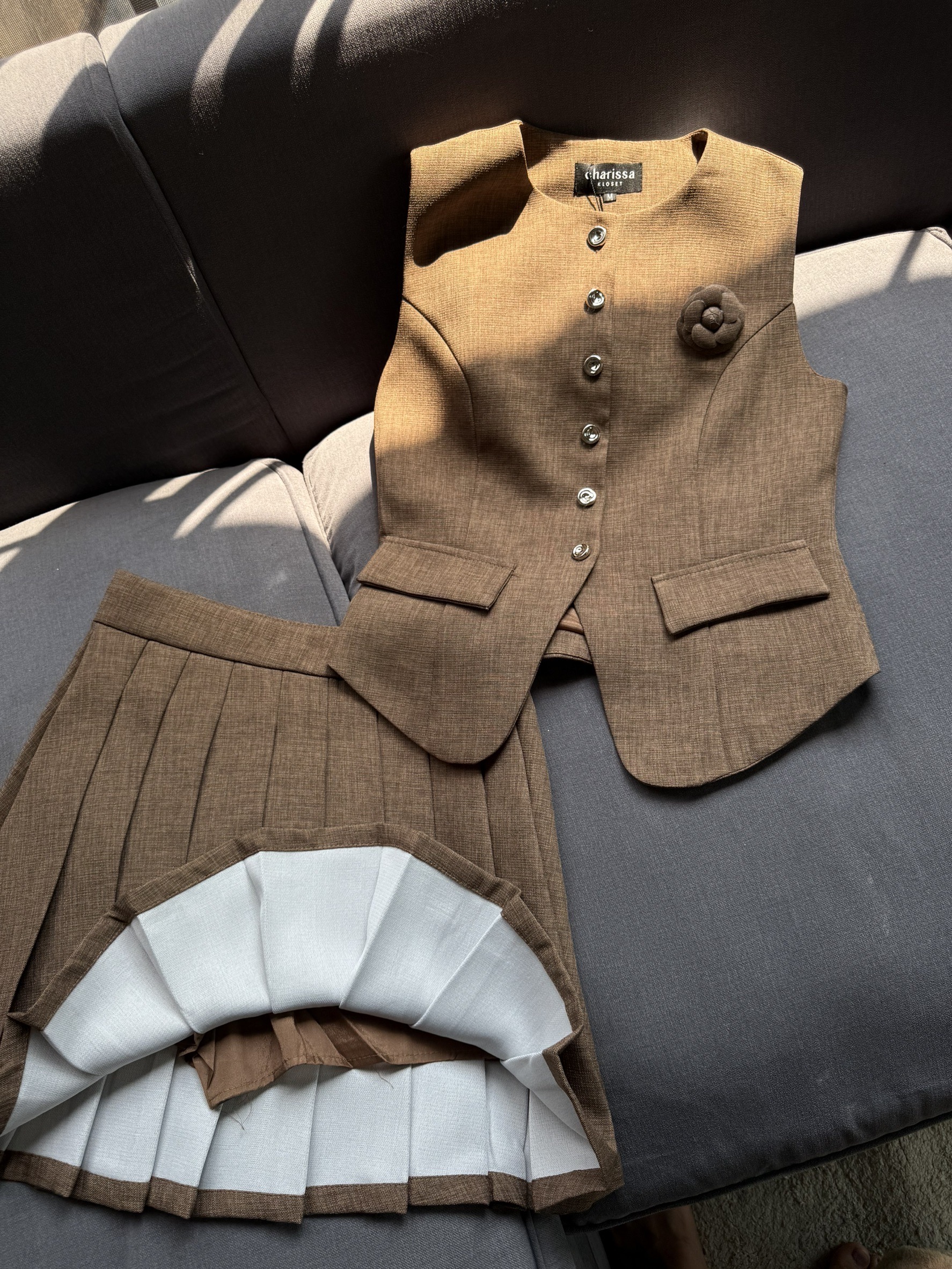 set เสื้อแขนกุด แต่งกระดุมจริงด้านหน้า ออกแบบให้เข้ารูปสวย มาพร้อมกับกระโปรงแต่งจีบ(ซับในเป็นกระโปรงซิปข้าง) ซิปข้าง แมทซ์กันได้อย่างลงตัวมากๆค่ะ