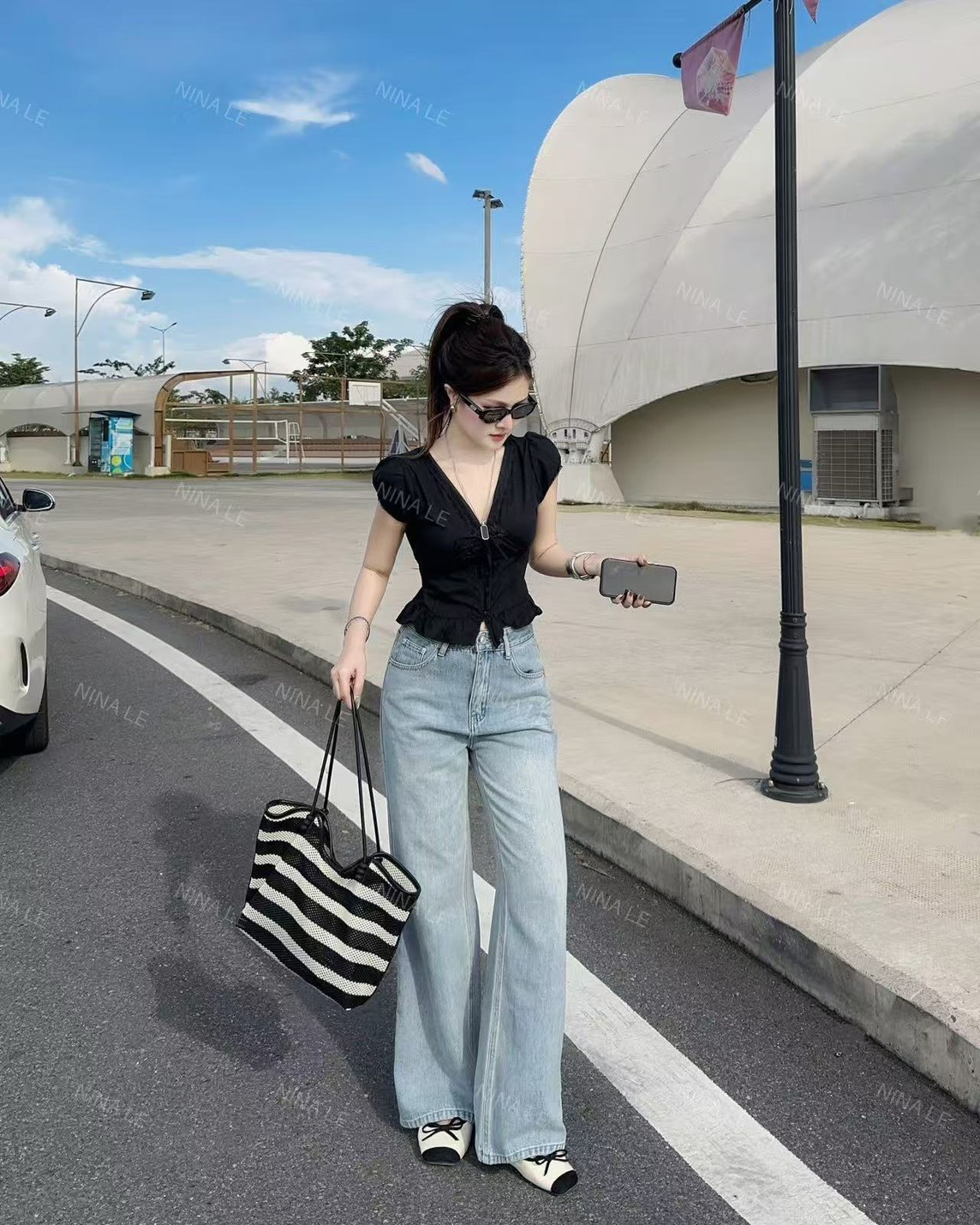 Set2 ชิ้นเสื้อแขนตุ๊กตาคอวีสีดำ แต่งกุ้นลูกไม้สีดำช่วงคอและตัว แต่งโบหน้า และกระดุมสามารถใช้งานได้จริง จับจีบระบายชายเสื้อ มาพร้อมกางเกงยีนส์ขายาว กระเป๋าหลังแต่งลายสกรีนทั้ง2 ข้าง ใส่คู่กันลงตัวพอดีเป๊ะ สาวๆห้ามพลาดเด็ดขาด