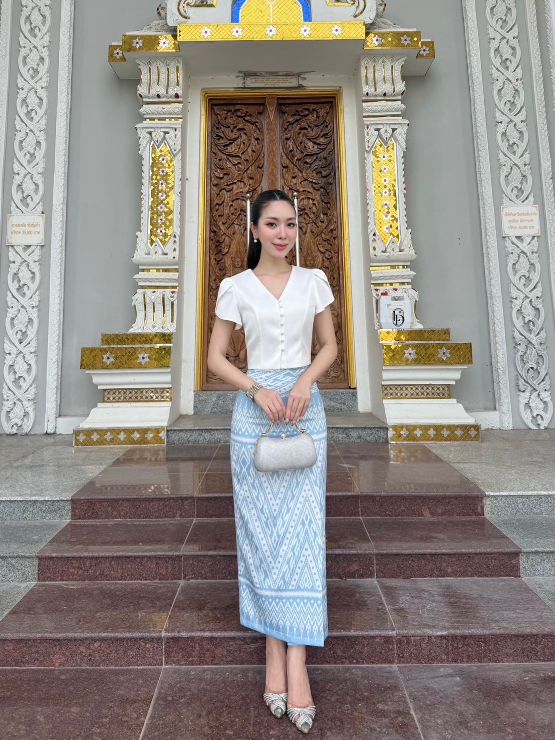 แต่งชุดสวยๆไปทำบุญกัน ชุดไทยสองชิ้นผ้าถุงเป็นผ้าพิมพ์ลายเกรดพรีเมี่ยม มีด้วยกันสองสีนะคะ สีฟ้าและสีชมพู เสื้อสวมใส่ง่ายระบายอากาศดี ไม่ร้อนค่ะขนาดพอดีตัวไม่สั้นจนเกินไป วันพระนี้มีชุดสวยใส่เข้าวัดกันหรือยังคะ #ชุดทำบุญ #ชุดออกงาน #ชุดดินเนอร์ #ชุดไปคาเฟ่